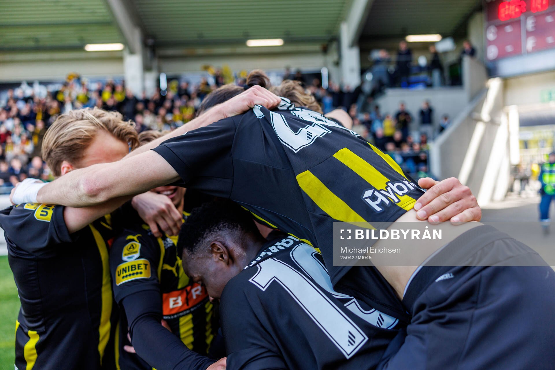 Häckens Silas Andersen jublar med lagkamater