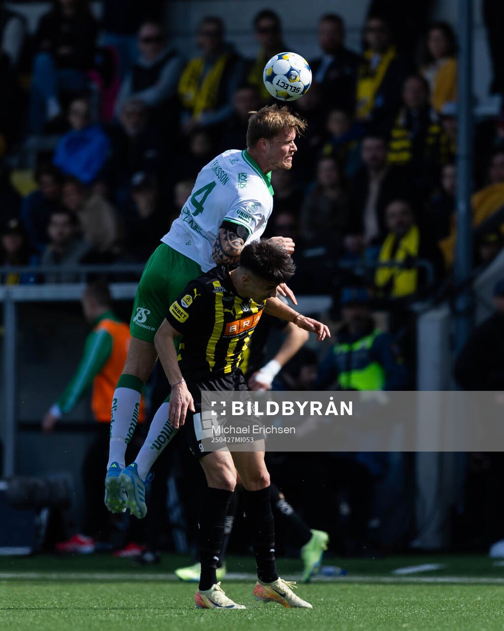 Hammarbys Victor Eriksson och Häckens Srdjan Hrstic under fotbollsmatchen i Allsvenskan mellan Häcken och Hammarby den 27 april 2025 i Göteborg. 