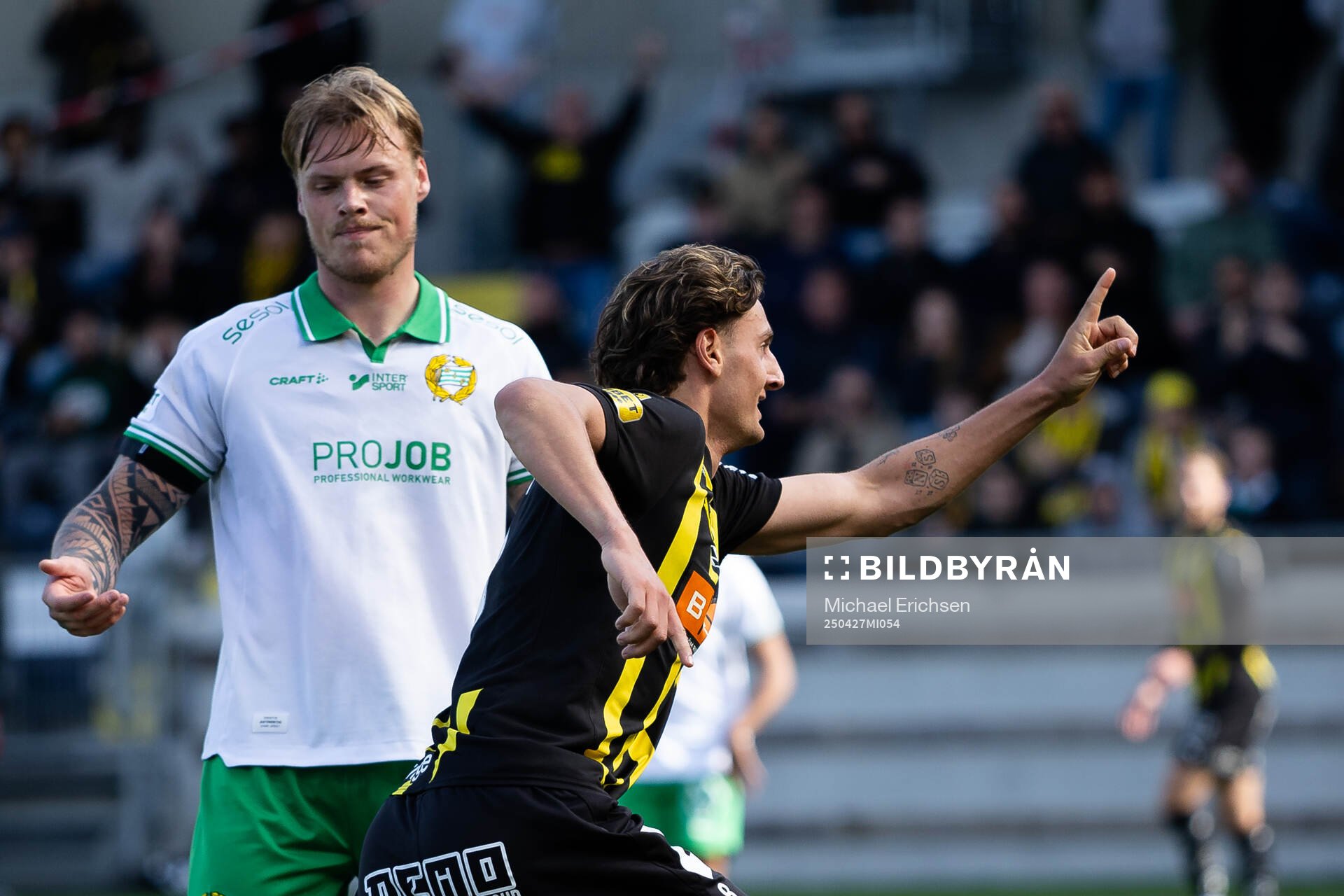 Hammarbys Victor Eriksson deppar jämte jublande Silas
