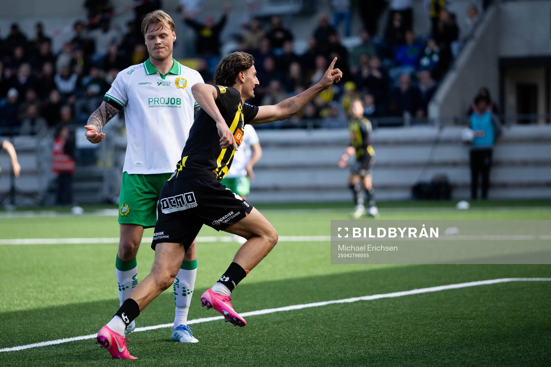 Hammarbys Victor Eriksson deppar jämte jublande Silas