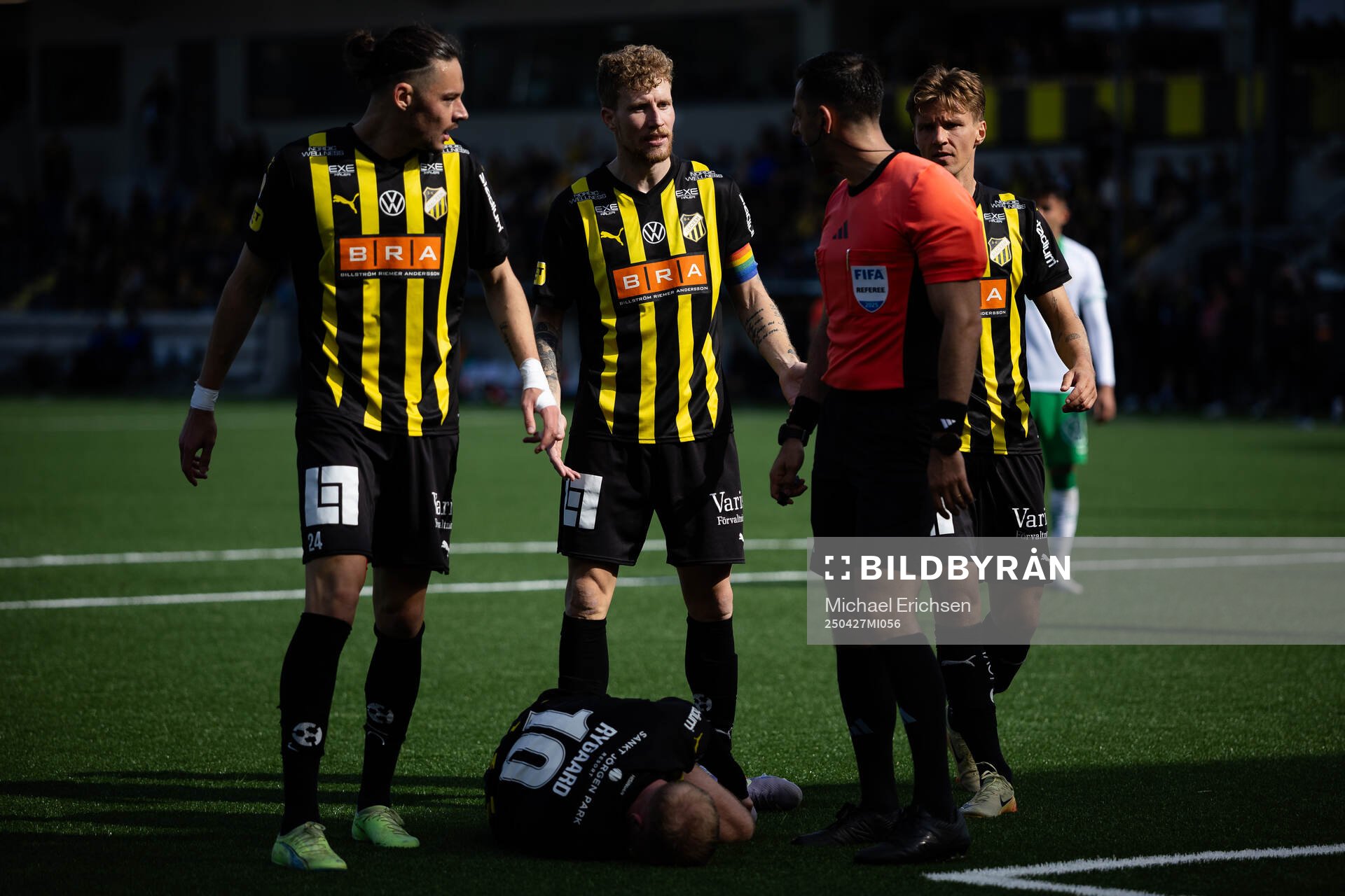 Häckens Mikkel Rygaard Jensen ligger ned efter duell med Hammarbys målvakt Warner Hahn och Amor Layouni, Simon Gustafson och Samuel Leach Holm pratar med domare Granit Maqedonci under fotbollsmatchen i Allsvenskan mellan Häcken och Hammarby den 27 april 2025 i Göteborg.