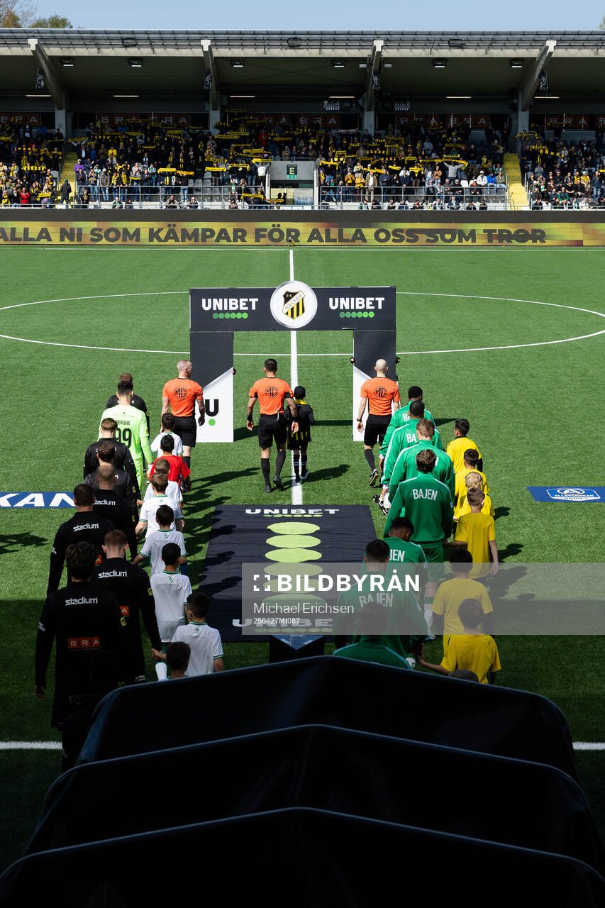 Lagen på väg in för line up inför fotbollsmatchen i Allsvenskan mellan Häcken och Hammarby den 27 april 2025 i Göteborg. 
