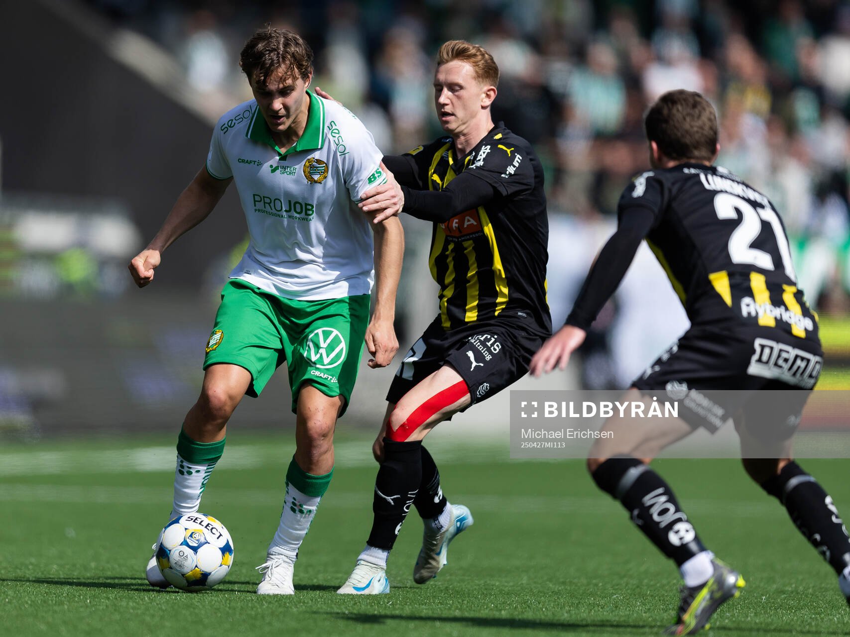 Hammarbys Hampus Skoglund och Häckens Julius Lindberg under fotbollsmatchen i Allsvenskan mellan Häcken och Hammarby den 27 april 2025 i Göteborg. 