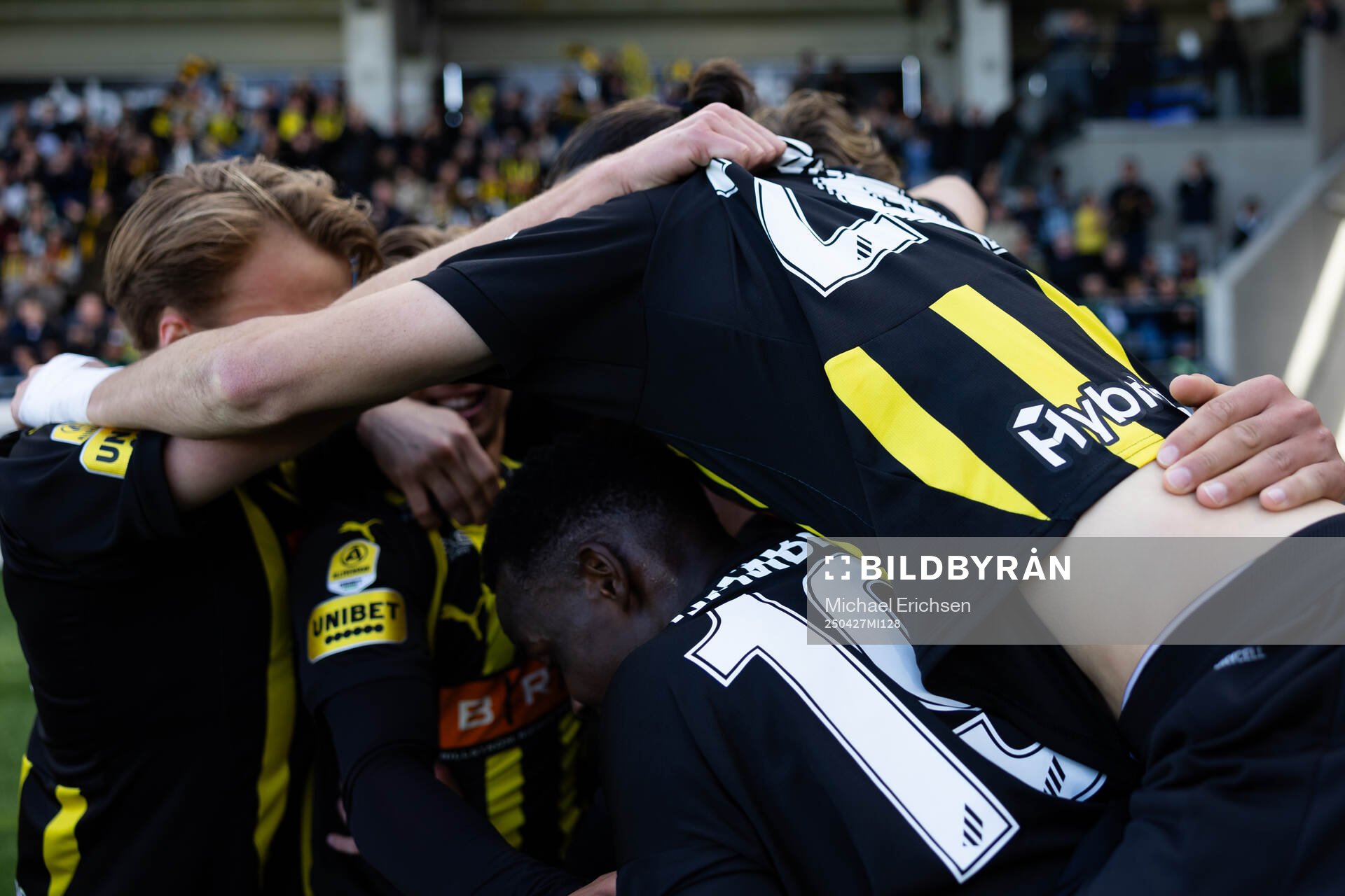 Häckens Silas Andersen jublar med lagkamrater