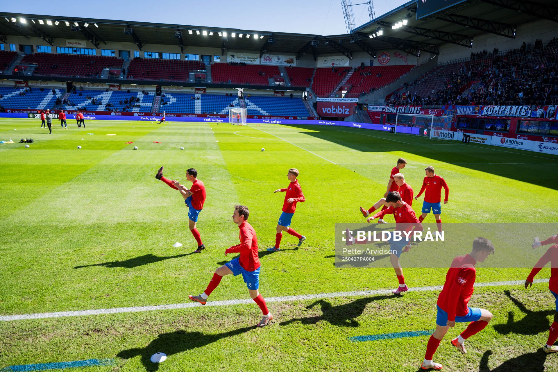 Helsingborgs Jon Birkfeldt och Max Svensson värmer upp