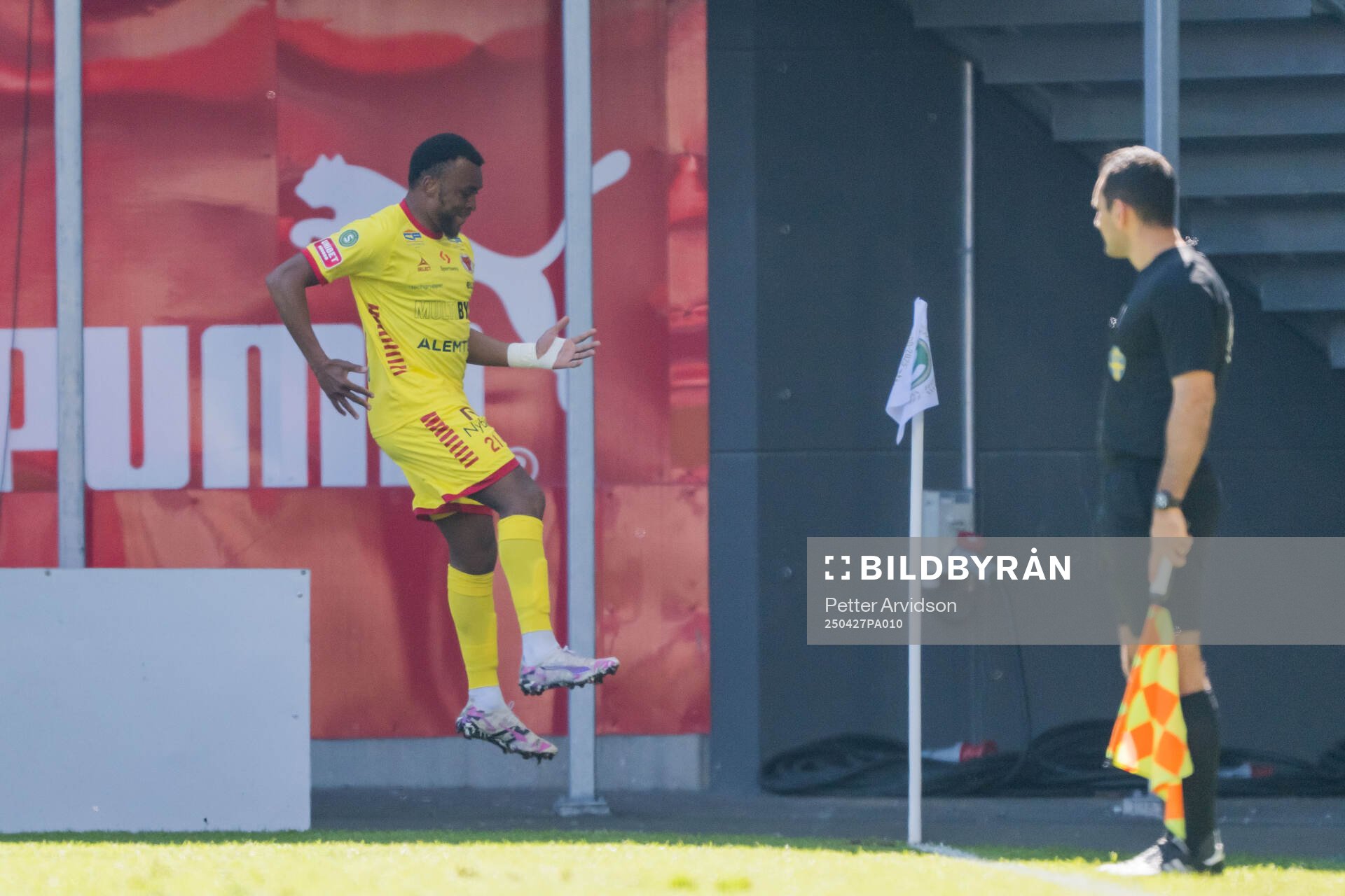 Kalmars Abdussalam Magashy jublar efter 0-1 under fotbollsmatchen i Superettan mellan Helsingborg och Kalmar den 27 april 2025 i Helsingborg. 