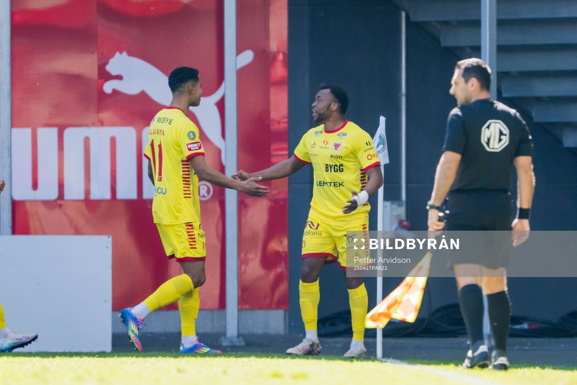 Kalmars Anthony Olusanya och Abdussalam Magashy jublar efter 0-1 under fotbollsmatchen i Superettan mellan Helsingborg och Kalmar den 27 april 2025 i Helsingborg.