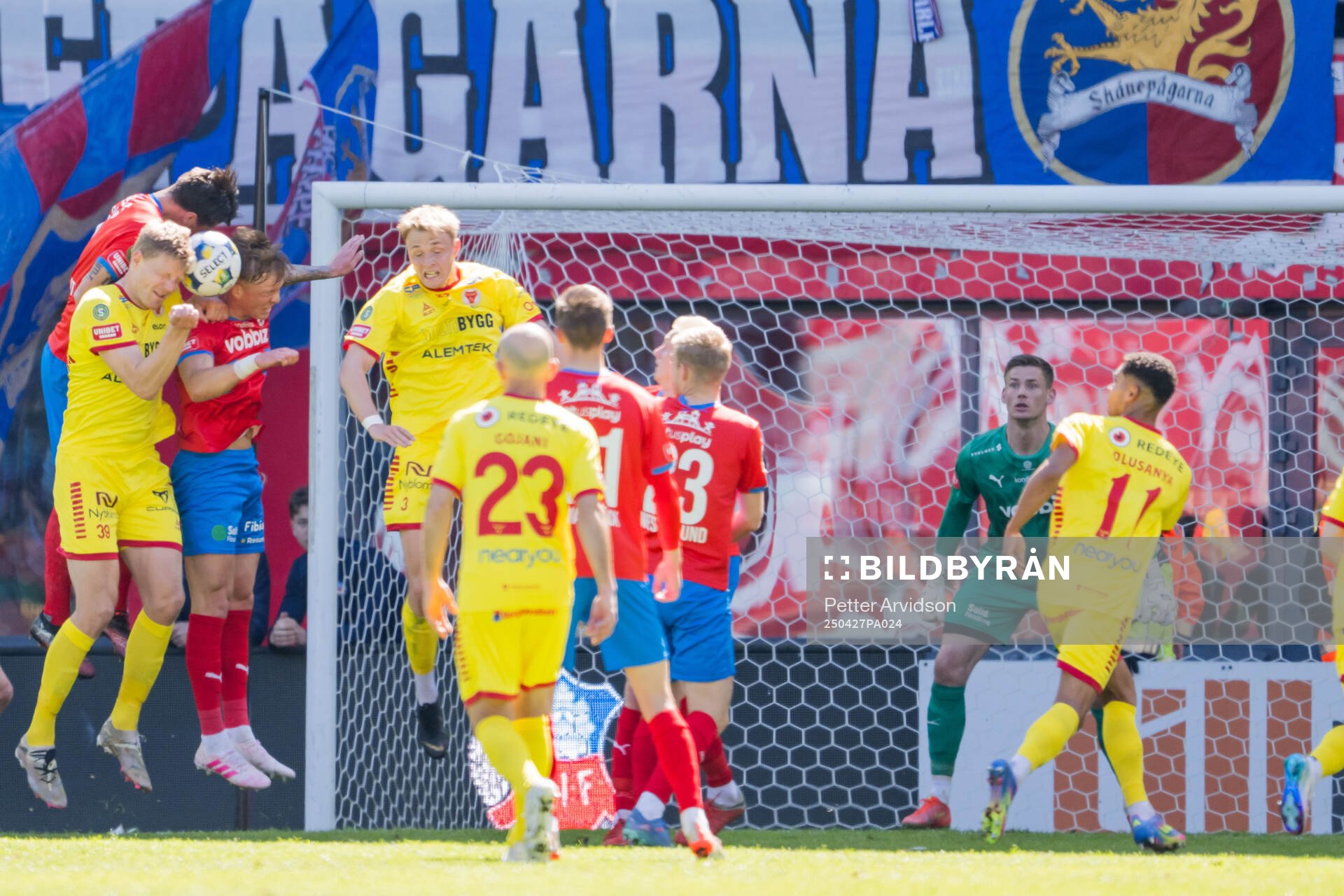 Kalmars Lars Sætra och Sivert Engh Øverby och Helsingborgs målvakt Johan Brattberg under fotbollsmatchen i Superettan mellan Helsingborg och Kalmar den 27 april 2025 i Helsingborg.