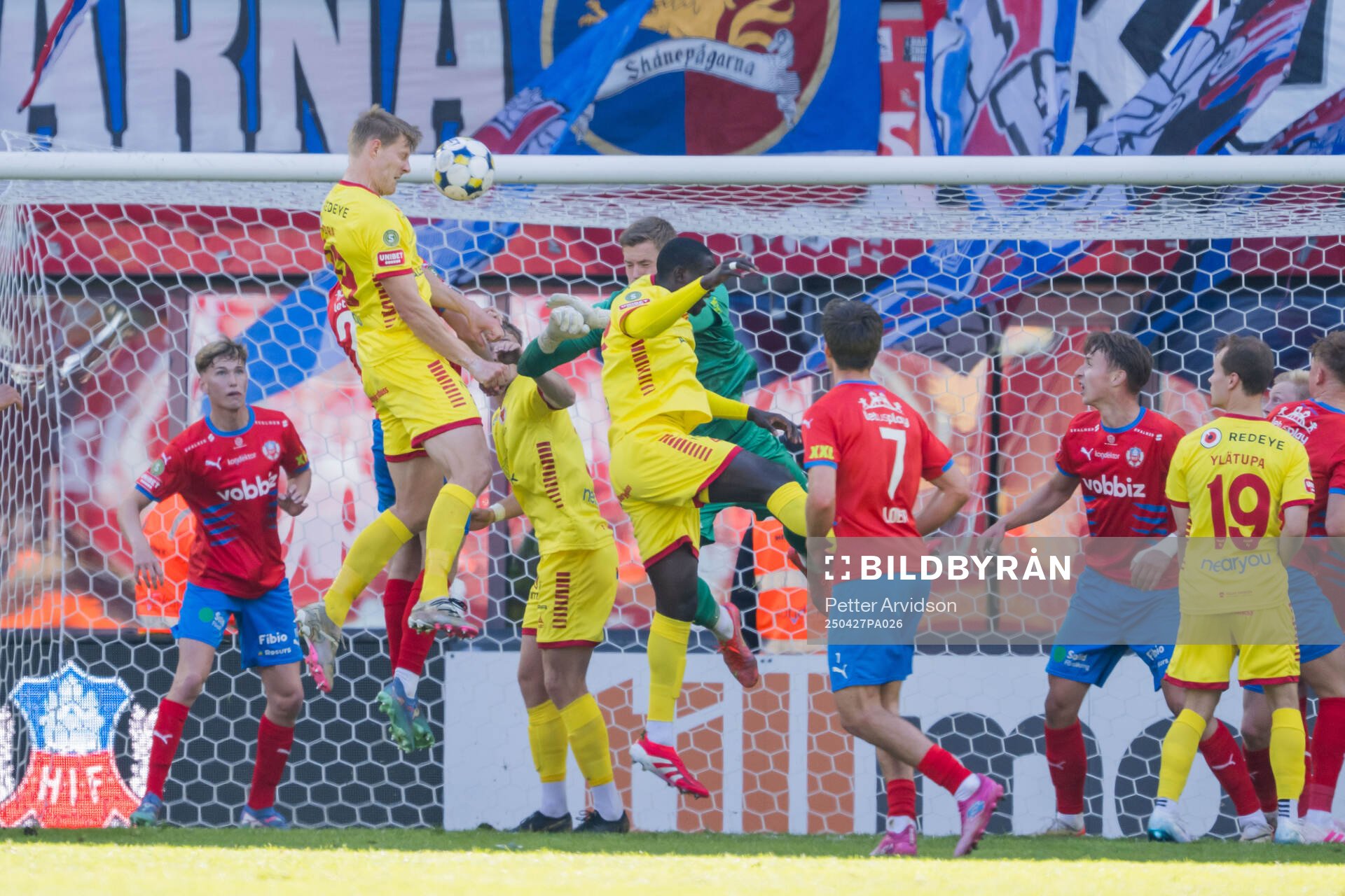 Kalmars Lars Sætra och Helsingborgs målvakt Johan