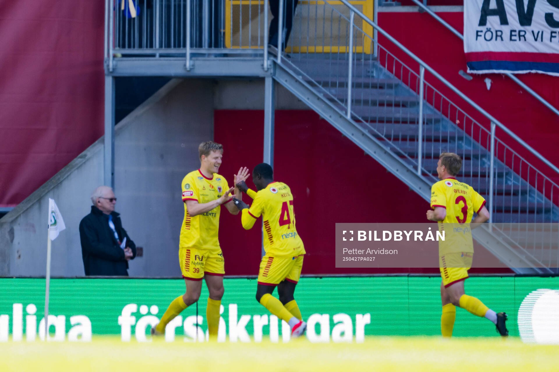 Kalmars Lars Sætra och Aboubacar Keita jublar efter 1-4 under fotbollsmatchen i Superettan mellan Helsingborg och Kalmar den 27 april 2025 i Helsingborg.