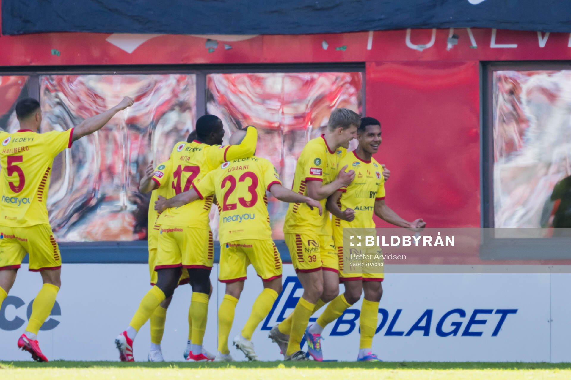 Kalmars Lars Sætra och Anthony Olusanya jublar efter 1-5 under fotbollsmatchen i Superettan mellan Helsingborg och Kalmar den 27 april 2025 i Helsingborg.