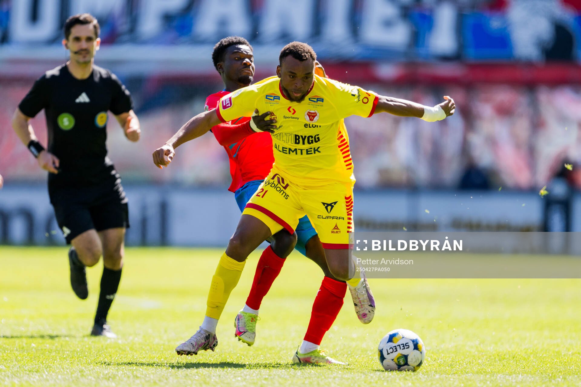 Helsingborgs Samuel Asoma och Kalmars Abdussalam Magashy under fotbollsmatchen i Superettan mellan Helsingborg och Kalmar den 27 april 2025 i Helsingborg.