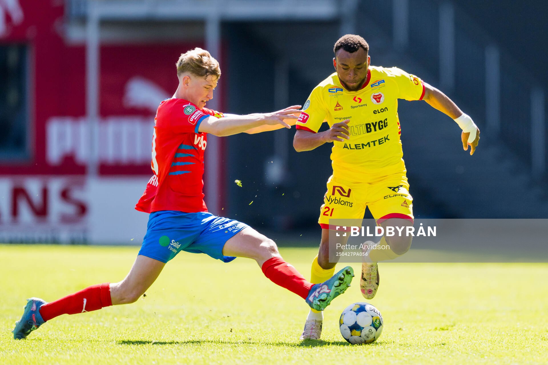 Helsingborgs Benjamin Örn och Kalmars Abdussalam Magashy under fotbollsmatchen i Superettan mellan Helsingborg och Kalmar den 27 april 2025 i Helsingborg. 