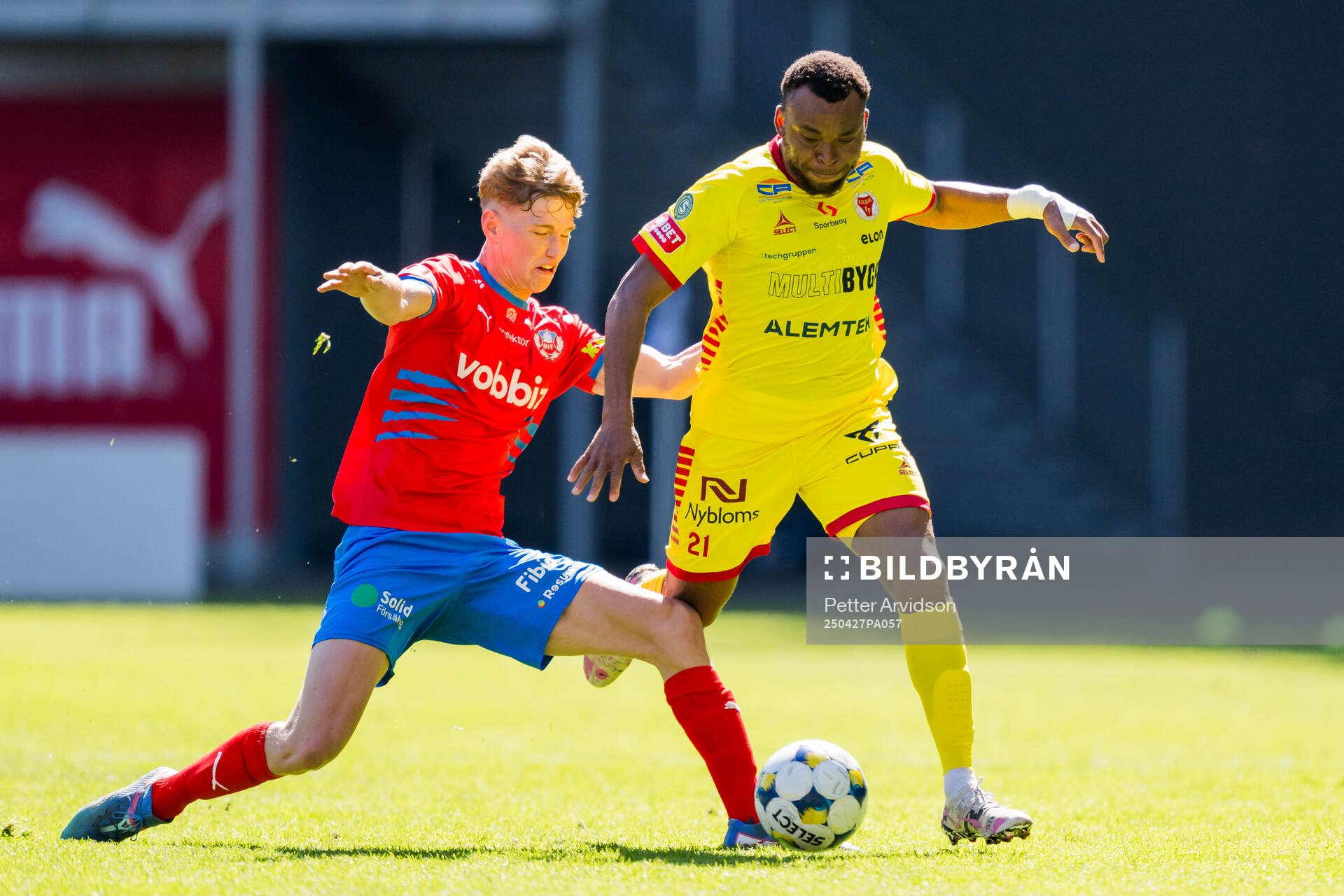 Helsingborgs Benjamin Örn och Kalmars Abdussalam Magashy under fotbollsmatchen i Superettan mellan Helsingborg och Kalmar den 27 april 2025 i Helsingborg.