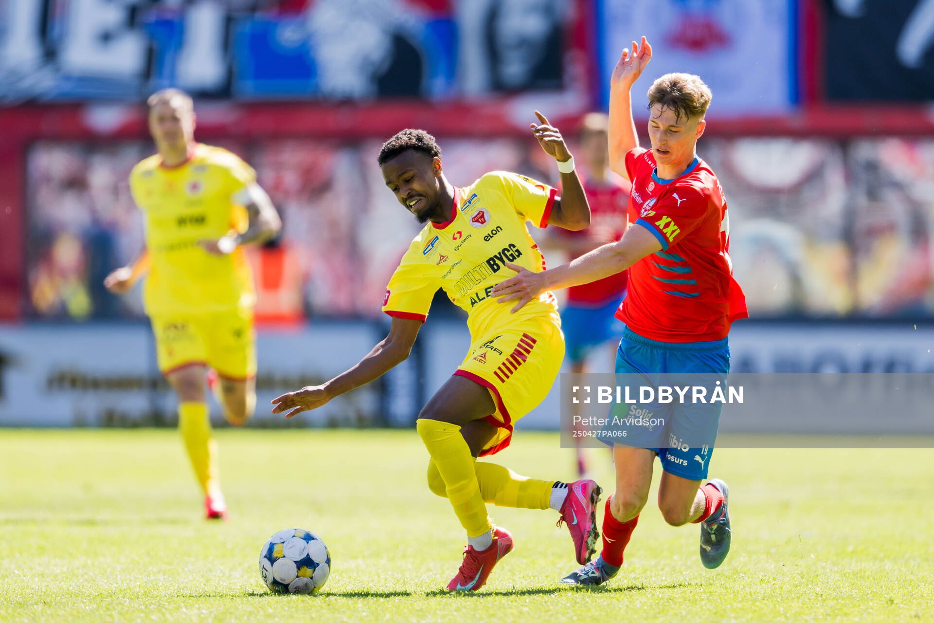 Kalmars Abdi Sabriye och Helsingborgs Benjamin Örn under fotbollsmatchen i Superettan mellan Helsingborg och Kalmar den 27 april 2025 i Helsingborg. 