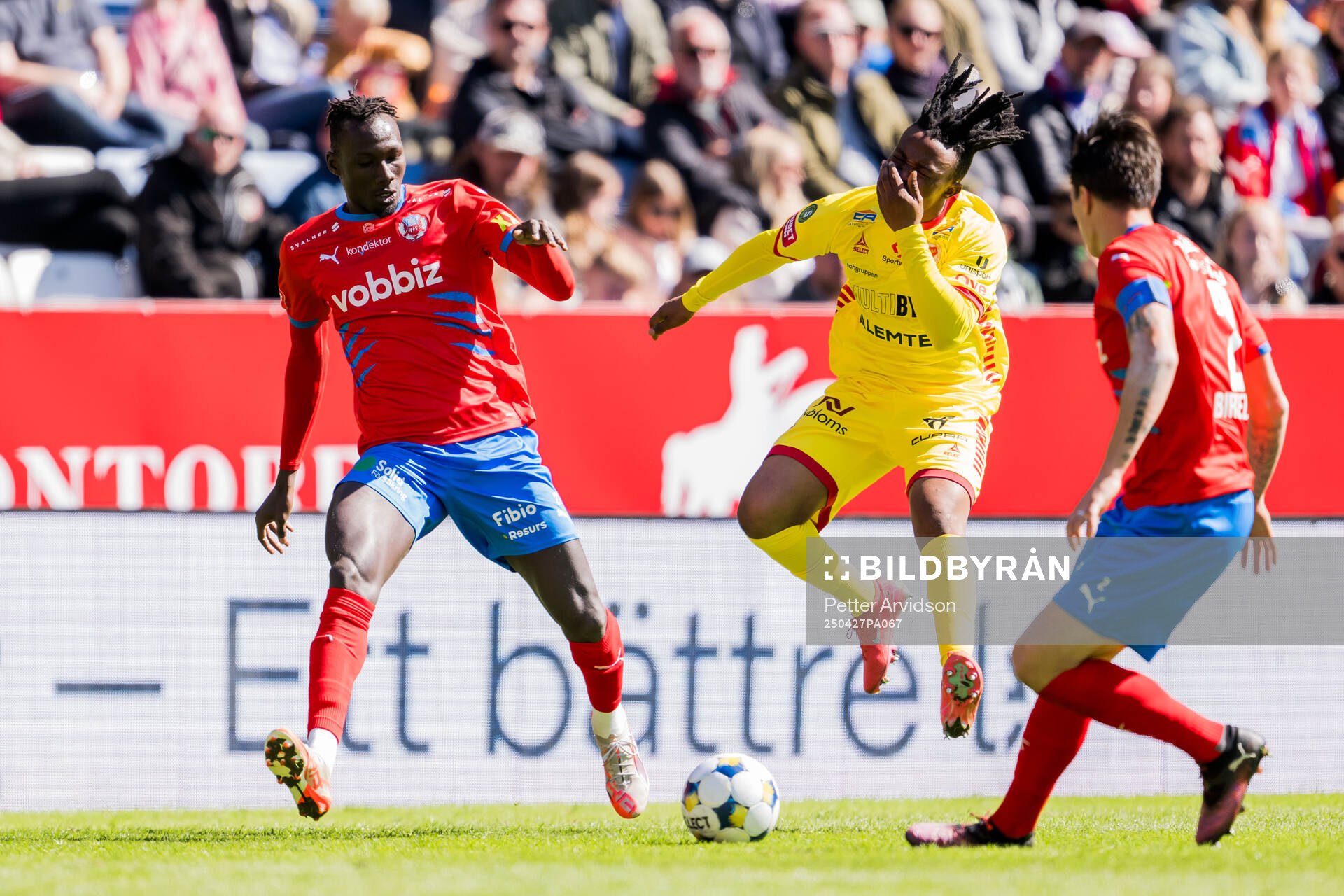 Helsingborgs Ebrima Bajo och Kalmars Isaac Atanga under fotbollsmatchen i Superettan mellan Helsingborg och Kalmar den 27 april 2025 i Helsingborg.