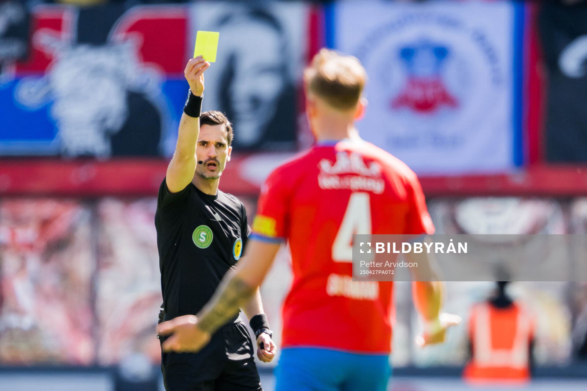Domare Fikret Buqa dömer gult kort och Helsingborgs Marcus Gudmann under fotbollsmatchen i Superettan mellan Helsingborg och Kalmar den 27 april 2025 i Helsingborg.