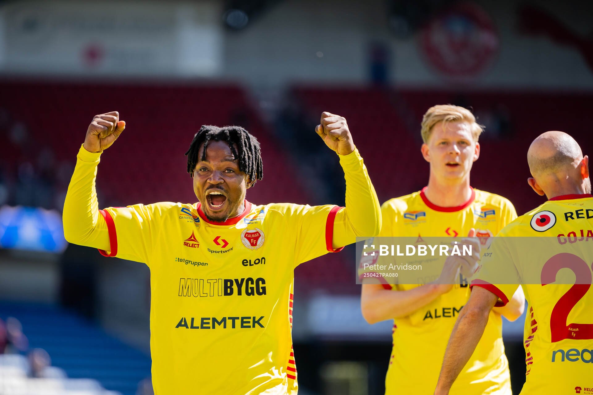 Kalmars Isaac Atanga jublar efter fotbollsmatchen i Superettan mellan Helsingborg och Kalmar den 27 april 2025 i Helsingborg. 