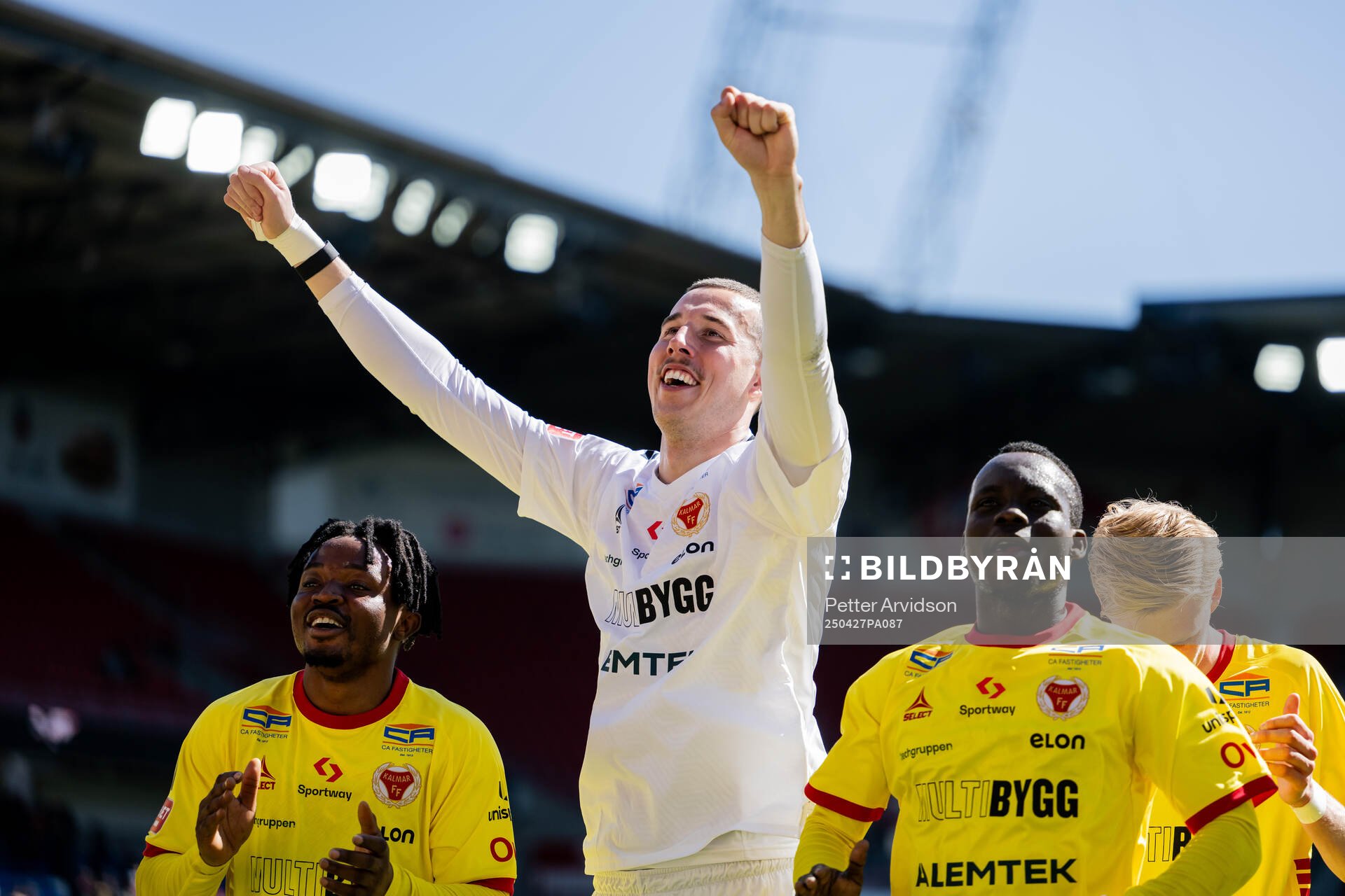 Kalmars målvakt Samuel Brolin jublar efter fotbollsmatchen i Superettan mellan Helsingborg och Kalmar den 27 april 2025 i Helsingborg. 