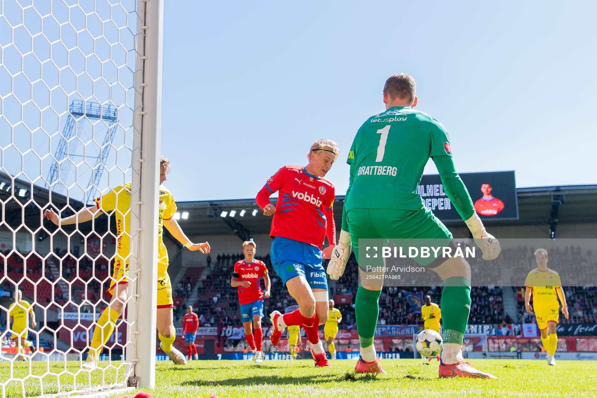 Helsingborgs Ture Görefält och målvakt Johan Brattberg under fotbollsmatchen i Superettan mellan Helsingborg och Kalmar den 27 april 2025 i Helsingborg.