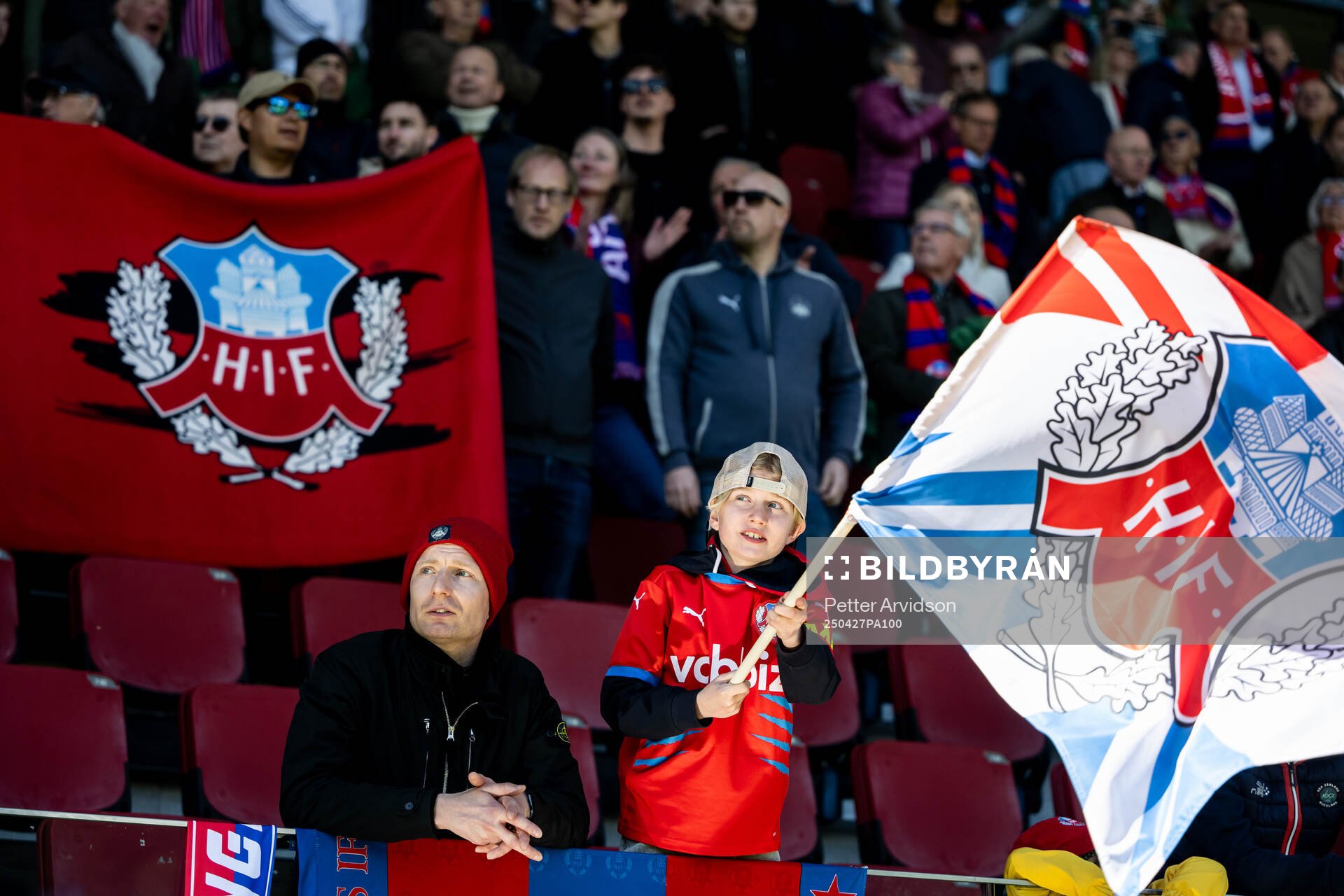 En ung Helsingborg supporter med en flagga