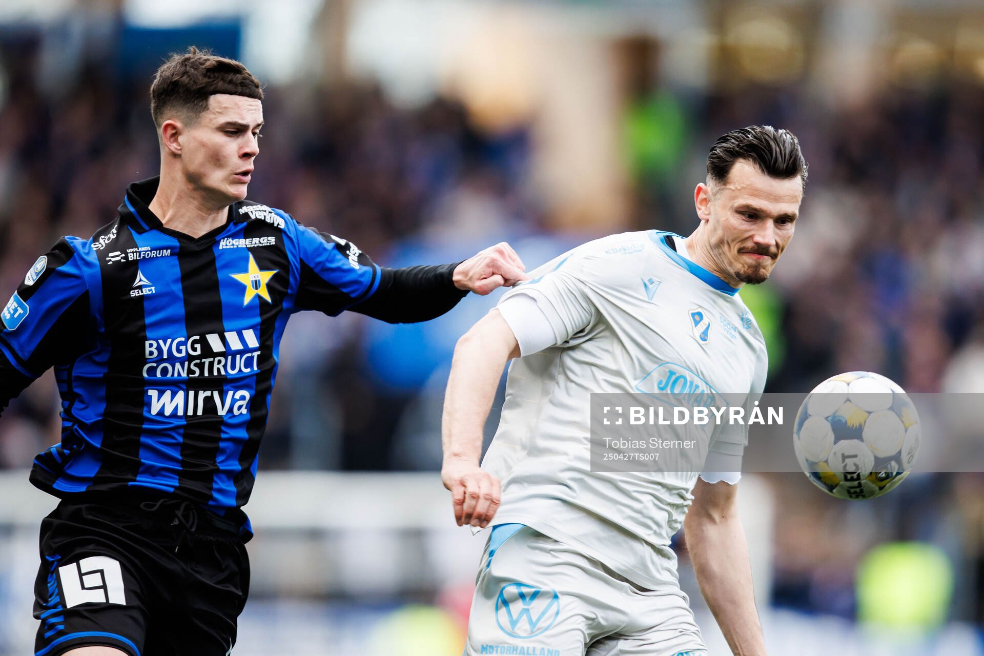 Sirius Robbie Ure och Halmstads Pascal Gregor under fotbollsmatchen i Allsvenskan mellan Sirius och Halmstad den 27 april 2025 i Uppsala. 