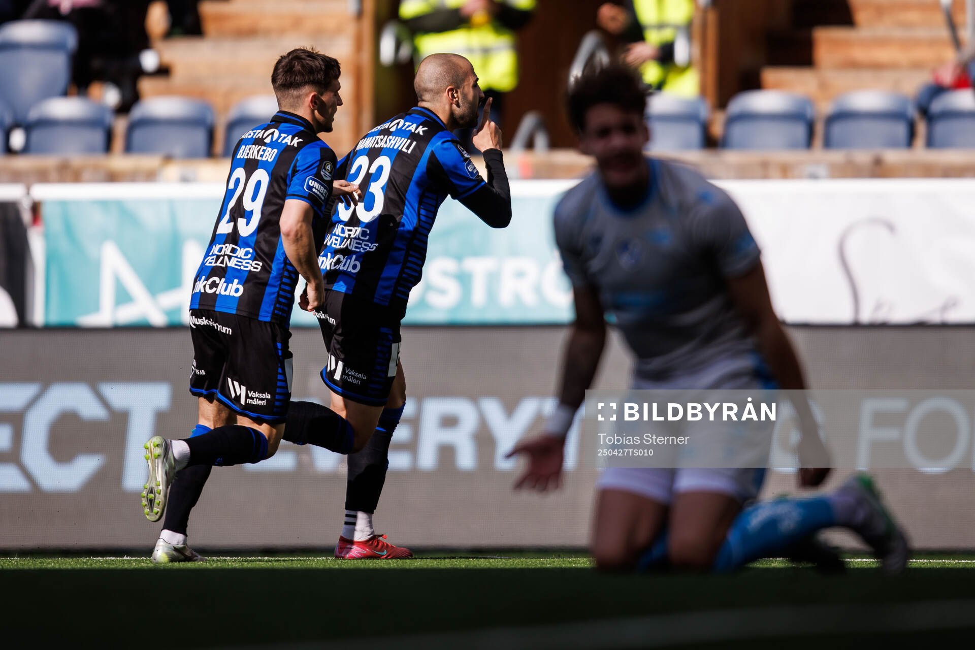 Sirius Saba Mamatsashvili jublar efter 1-1 under fotbollsmatchen i Allsvenskan mellan Sirius och Halmstad den 27 april 2025 i Uppsala. 