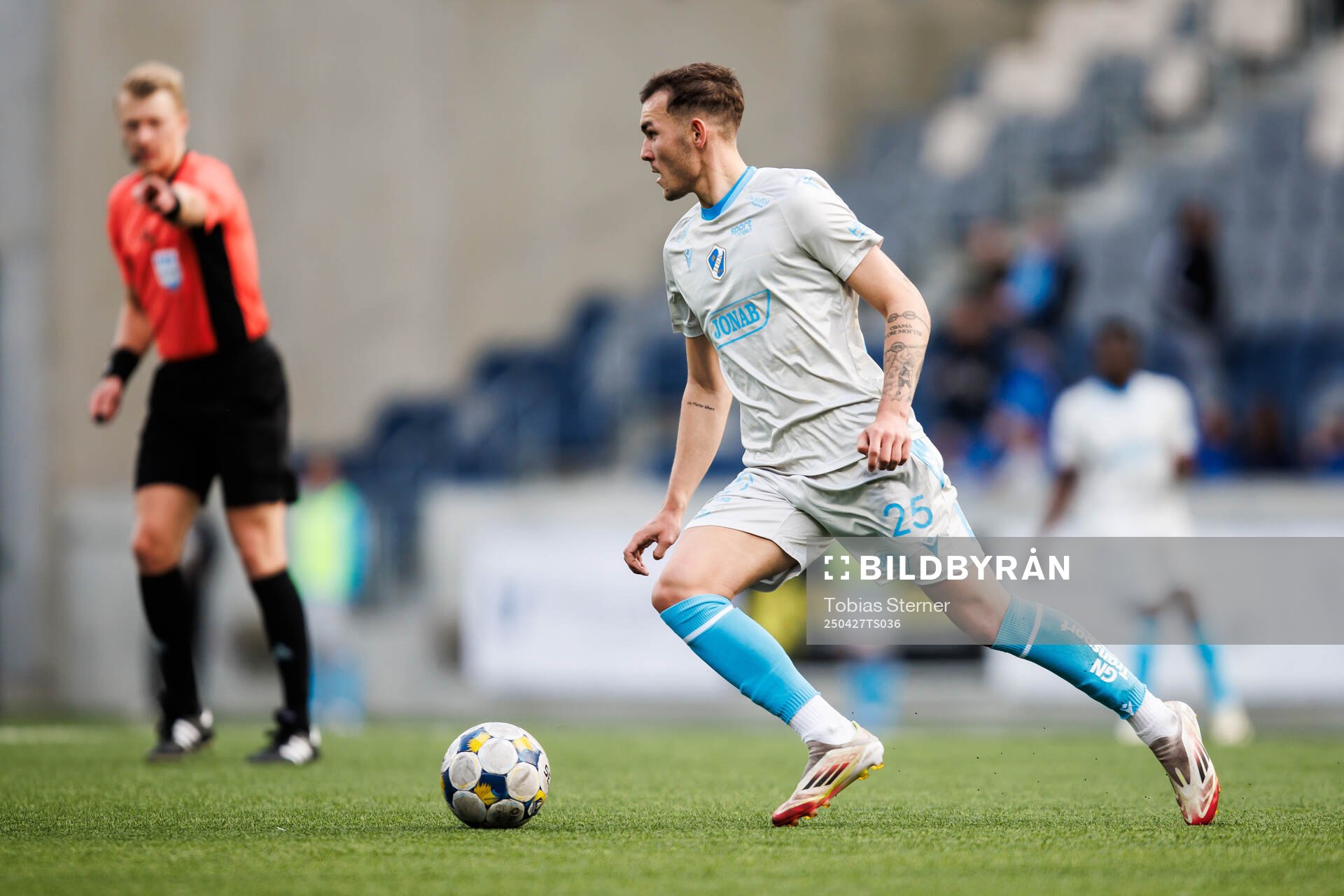 Halmstads Aleksander Damnjanovic Nilsson under fotbollsmatchen i Allsvenskan mellan Sirius och Halmstad den 27 april 2025 i Uppsala. 
