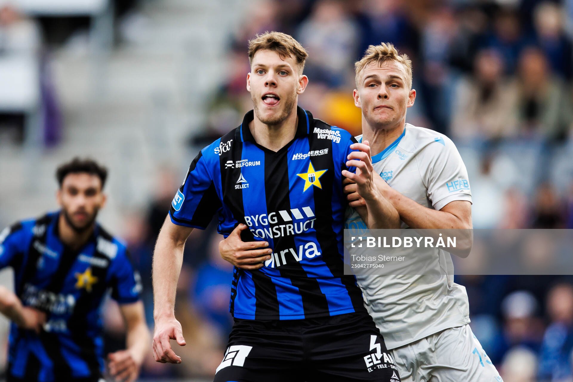 Sirius Tobias Anker och Halmstads Gustav Friberg under fotbollsmatchen i Allsvenskan mellan Sirius och Halmstad den 27 april 2025 i Uppsala.