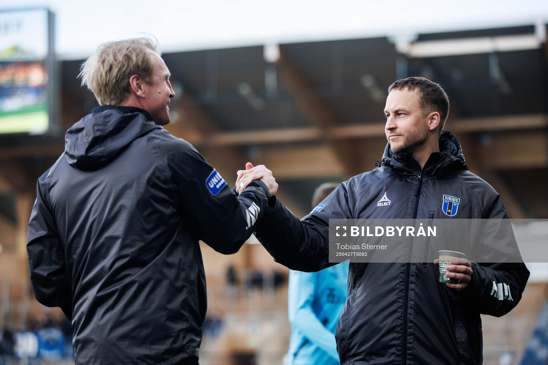 Sirius assisterande tränare Petter Hansson och  Sirius chef för herrlaget Jonathan Ederströmunder fotbollsmatchen i Allsvenskan mellan Sirius och Halmstad den 27 april 2025 i Uppsala. 