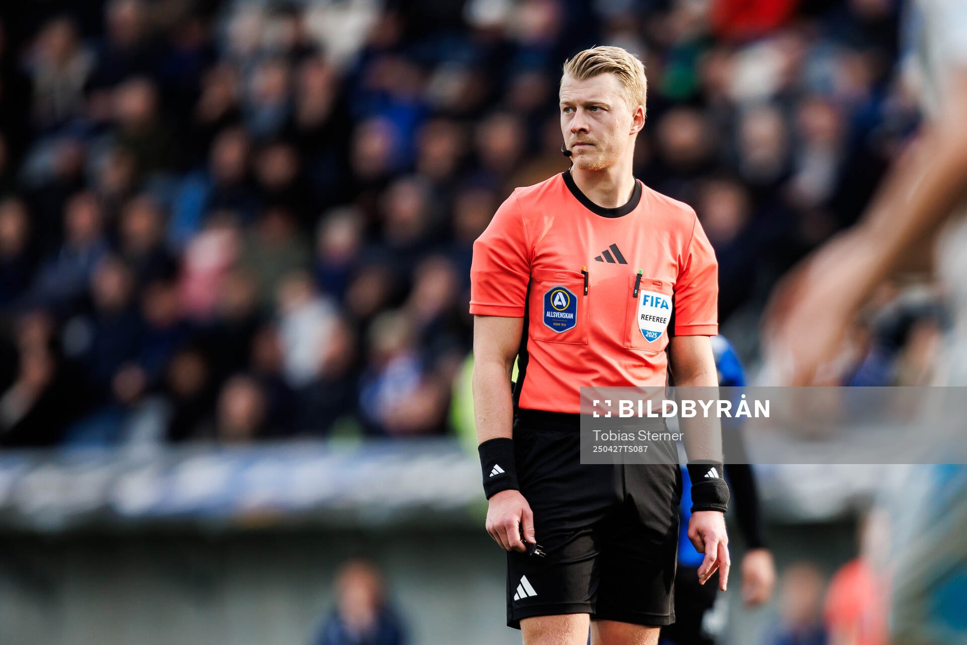 Domare Adam Ladebäck under fotbollsmatchen i Allsvenskan mellan Sirius och Halmstad den 27 april 2025 i Uppsala. 