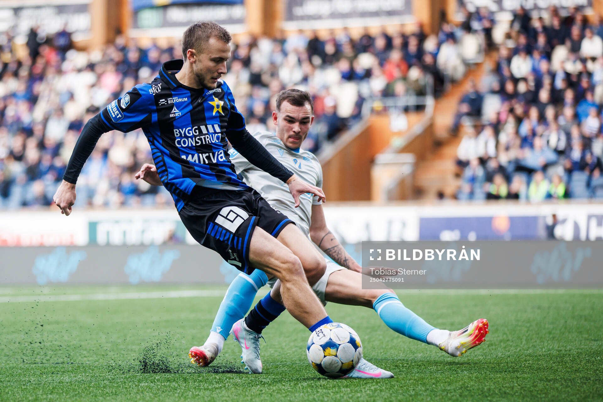 Sirius Melker Heier och Halmstads Aleksander Damnjanovic Nilsson under fotbollsmatchen i Allsvenskan mellan Sirius och Halmstad den 27 april 2025 i Uppsala.