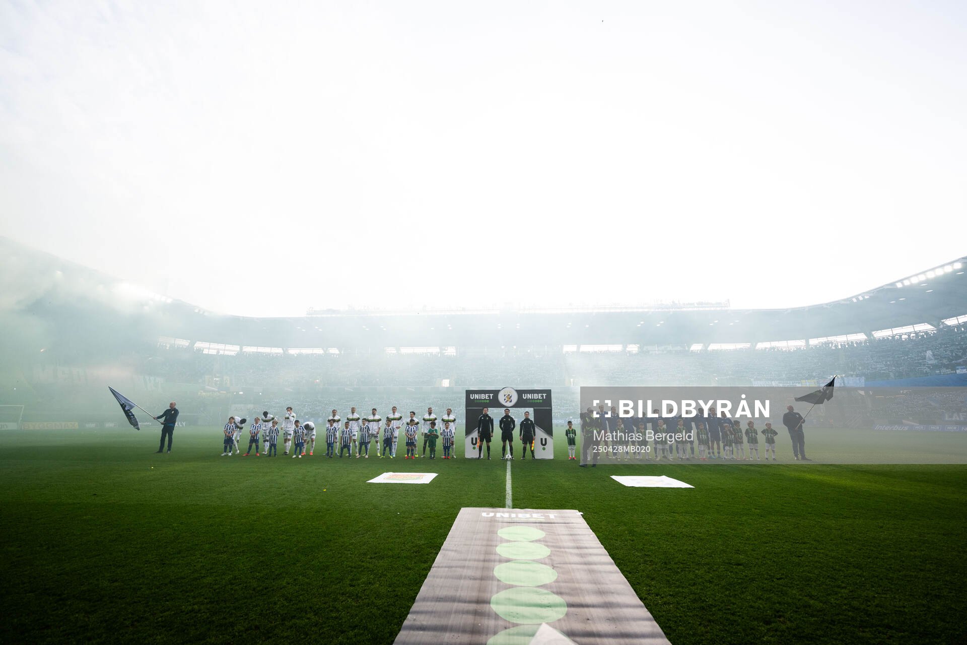 GAIS och IFK Göteborgs spelare inför fotbollsmatchen i Allsvenskan mellan IFK Göteborg och GAIS den 28 april 2025 i Göteborg. 