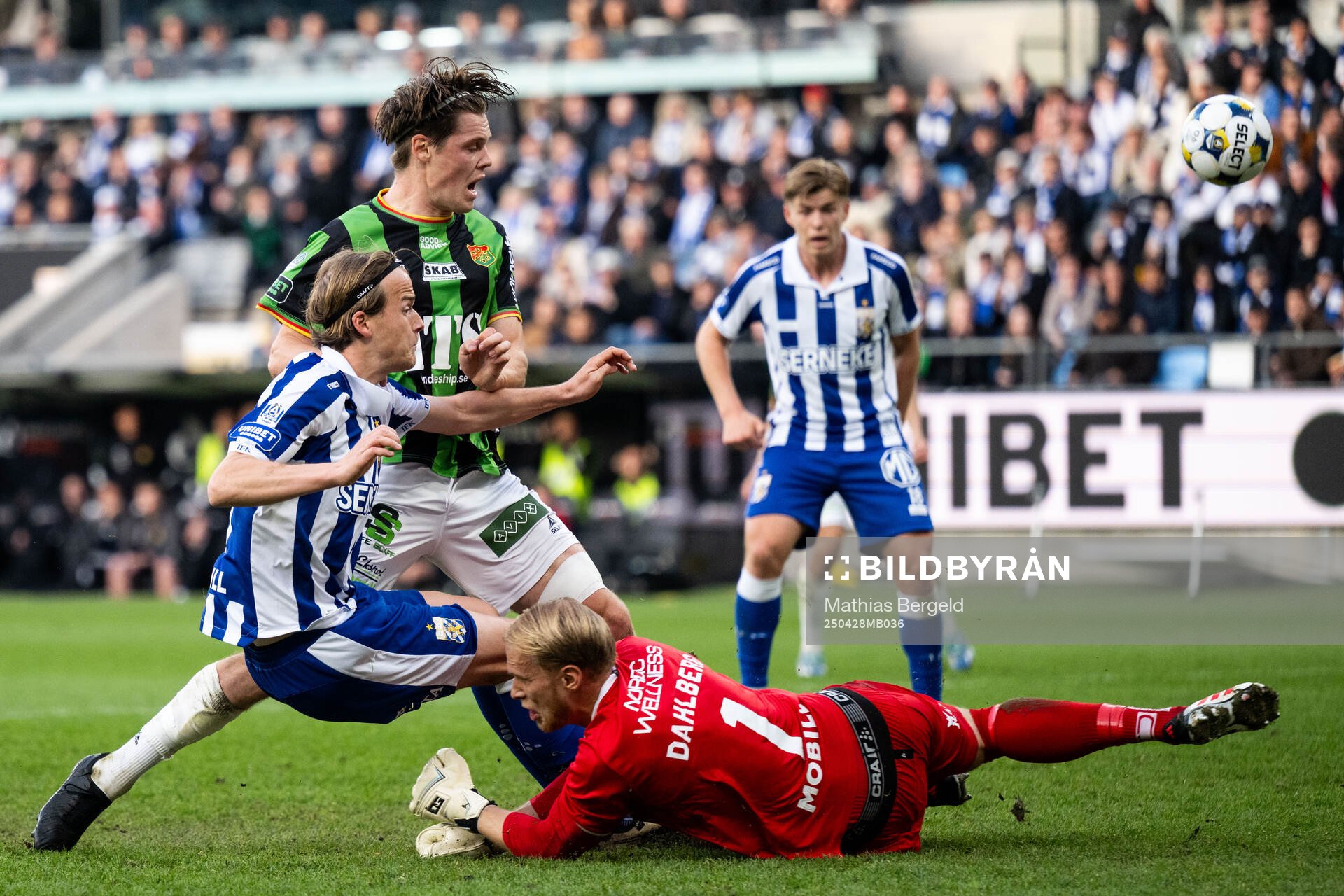 IFK Göteborgs August Erlingmark och målvakt Pontus