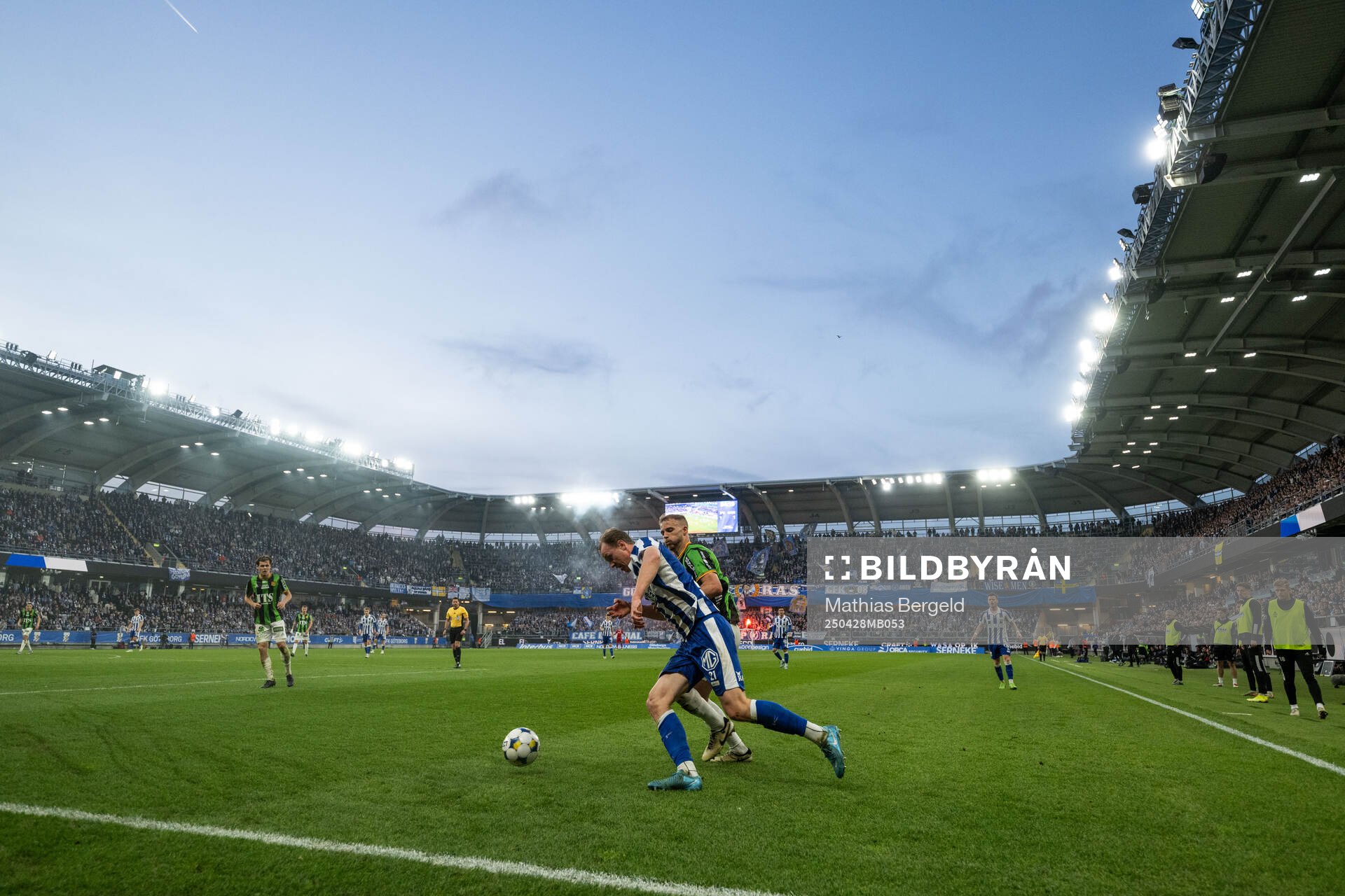 IFK Göteborgs Adam Carlén och GAIS Gustav Lundgren under fotbollsmatchen i Allsvenskan mellan IFK Göteborg och GAIS den 28 april 2025 i Göteborg.