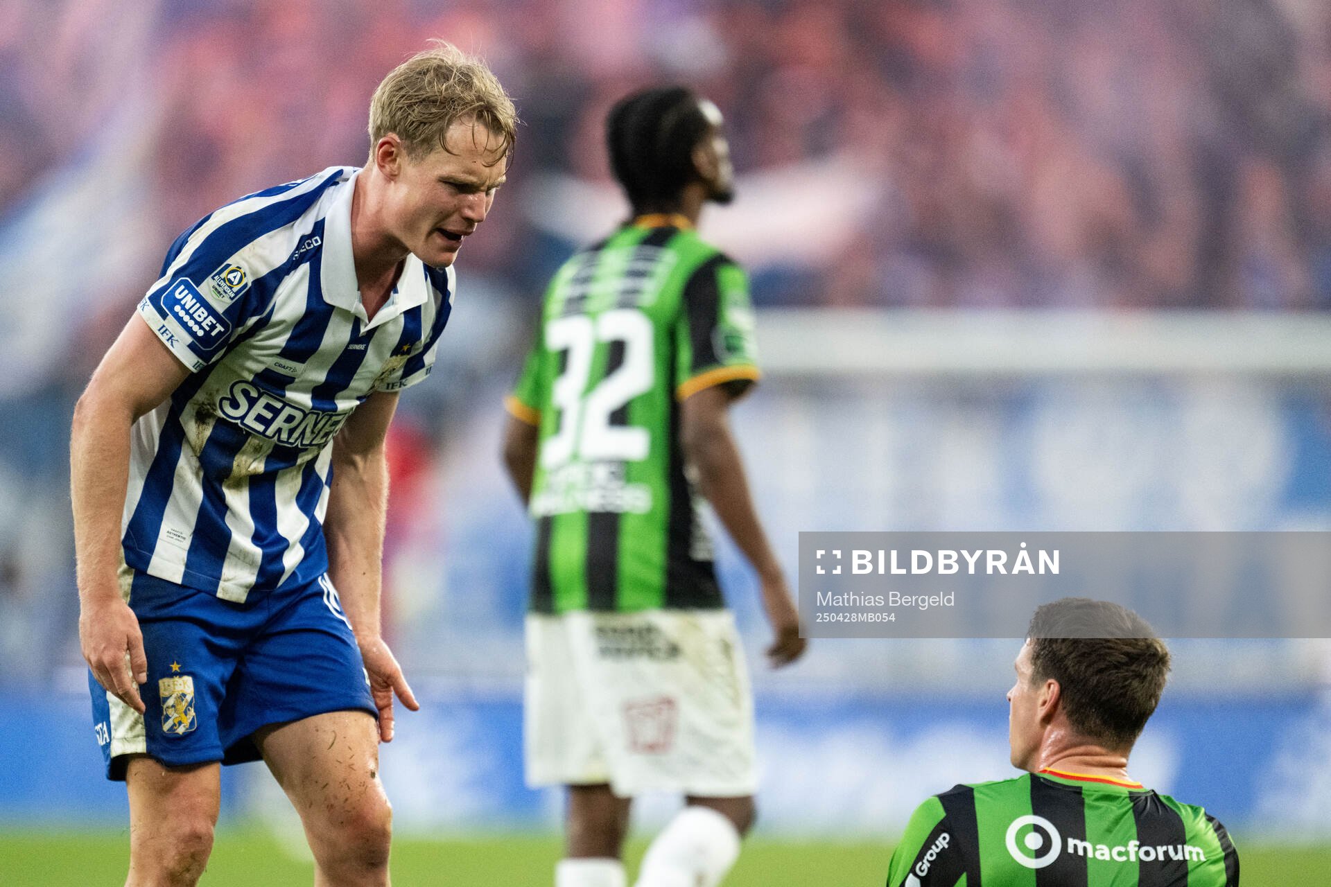 IFK Göteborgs Max Fenger reagerar mot GAIS Oskar Ågren under fotbollsmatchen i Allsvenskan mellan IFK Göteborg och GAIS den 28 april 2025 i Göteborg.