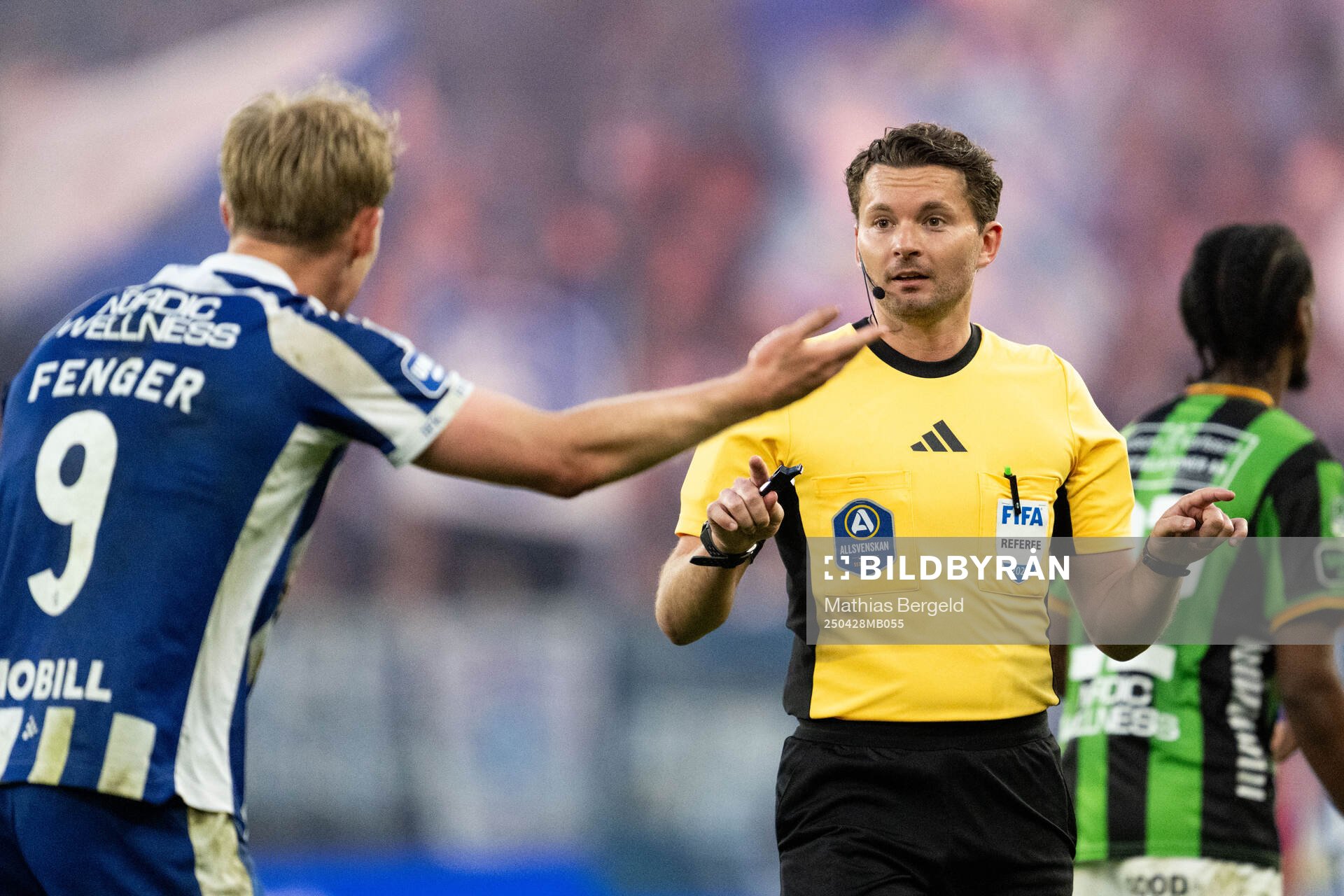 IFK Göteborgs Max Fenger reagerar mot domare Joakim Östling under fotbollsmatchen i Allsvenskan mellan IFK Göteborg och GAIS den 28 april 2025 i Göteborg.