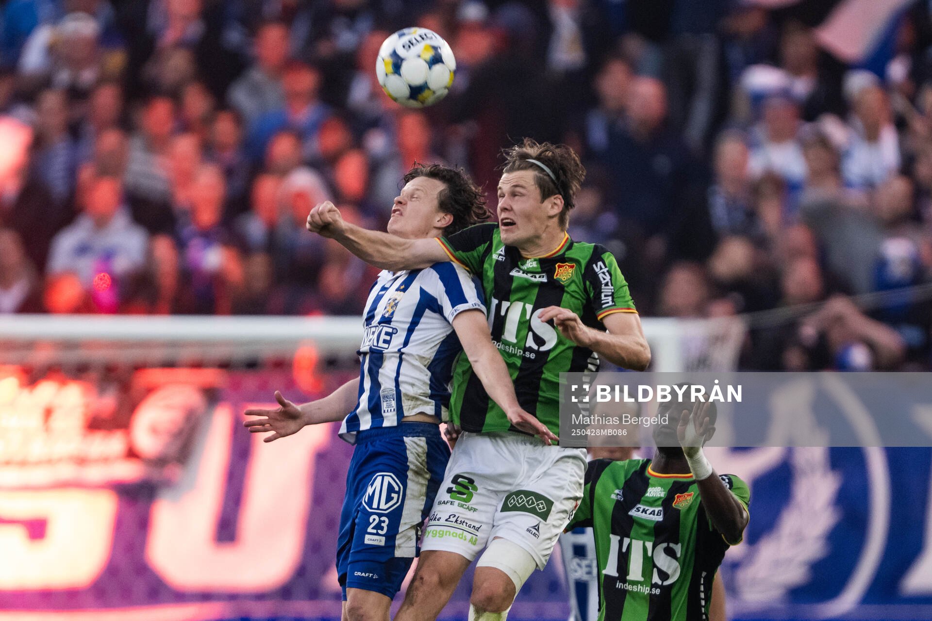 IFK Göteborgs Kolbeinn Thordarson och GAIS Axel Henriksson under fotbollsmatchen i Allsvenskan mellan IFK Göteborg och GAIS den 28 april 2025 i Göteborg.