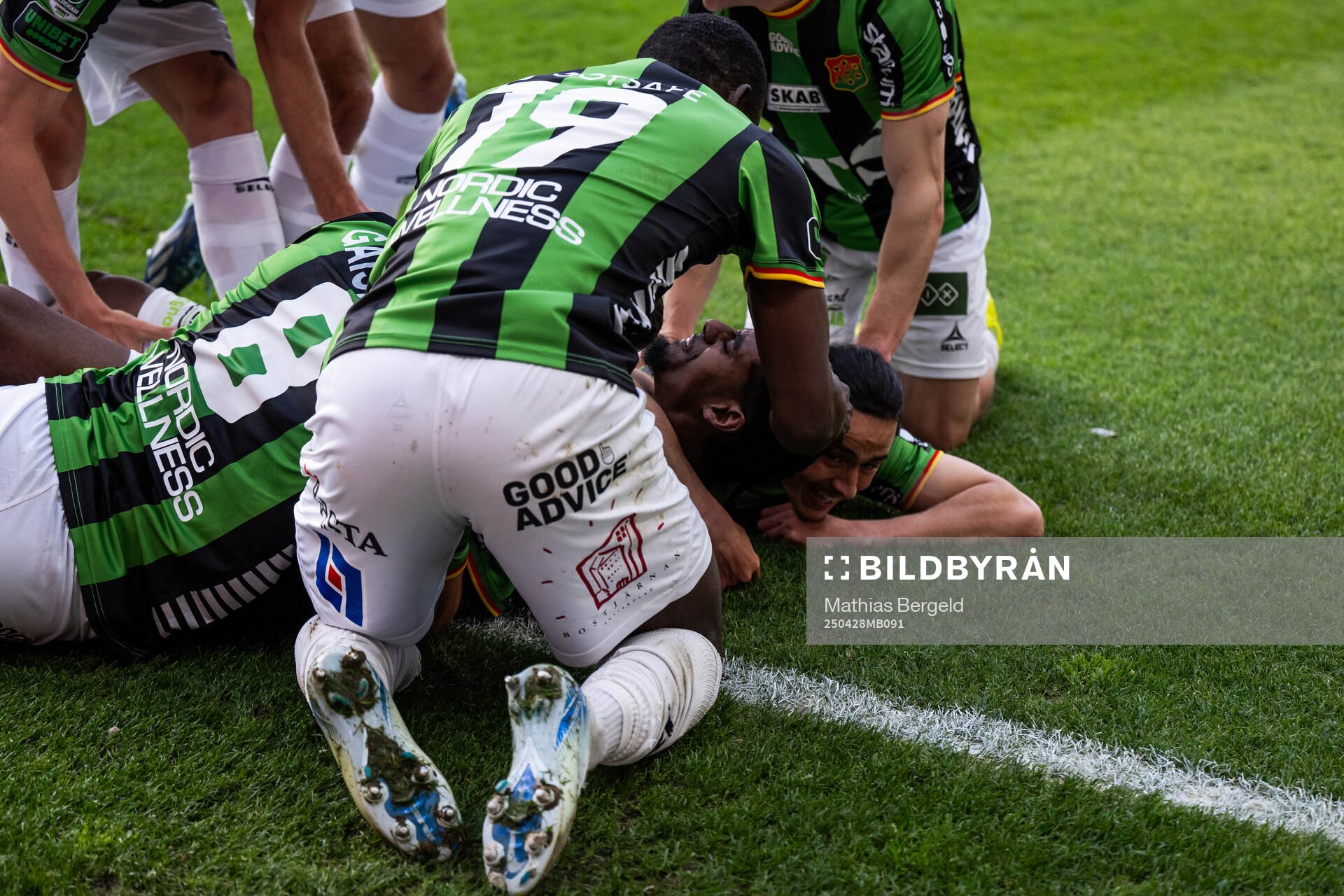 GAIS Harun Ibrahim jublar med lagkamrater
