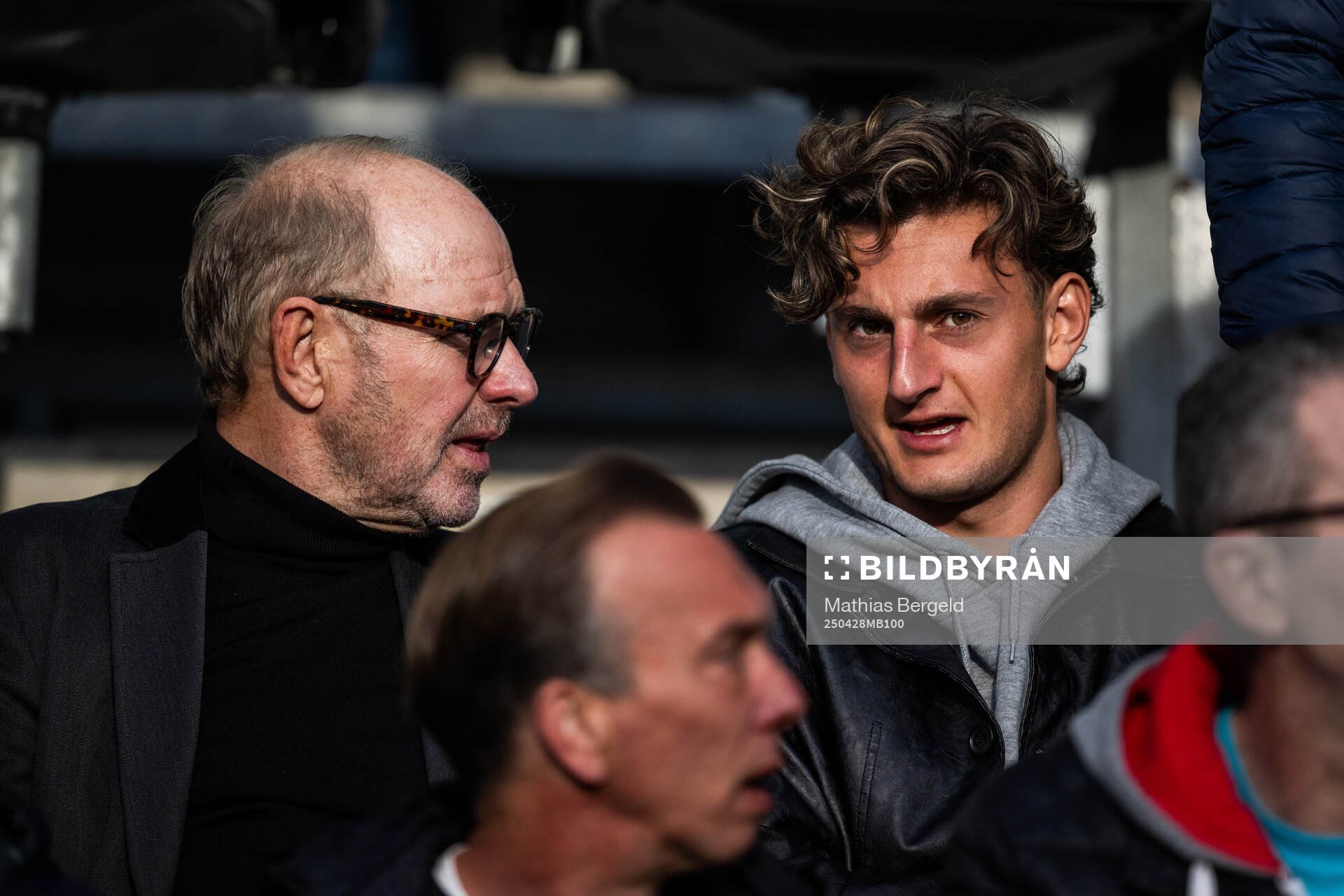 Thomas Ravelli och Häckens Silas Andersen inför fotbollsmatchen i Allsvenskan mellan IFK Göteborg och GAIS den 28 april 2025 i Göteborg. 