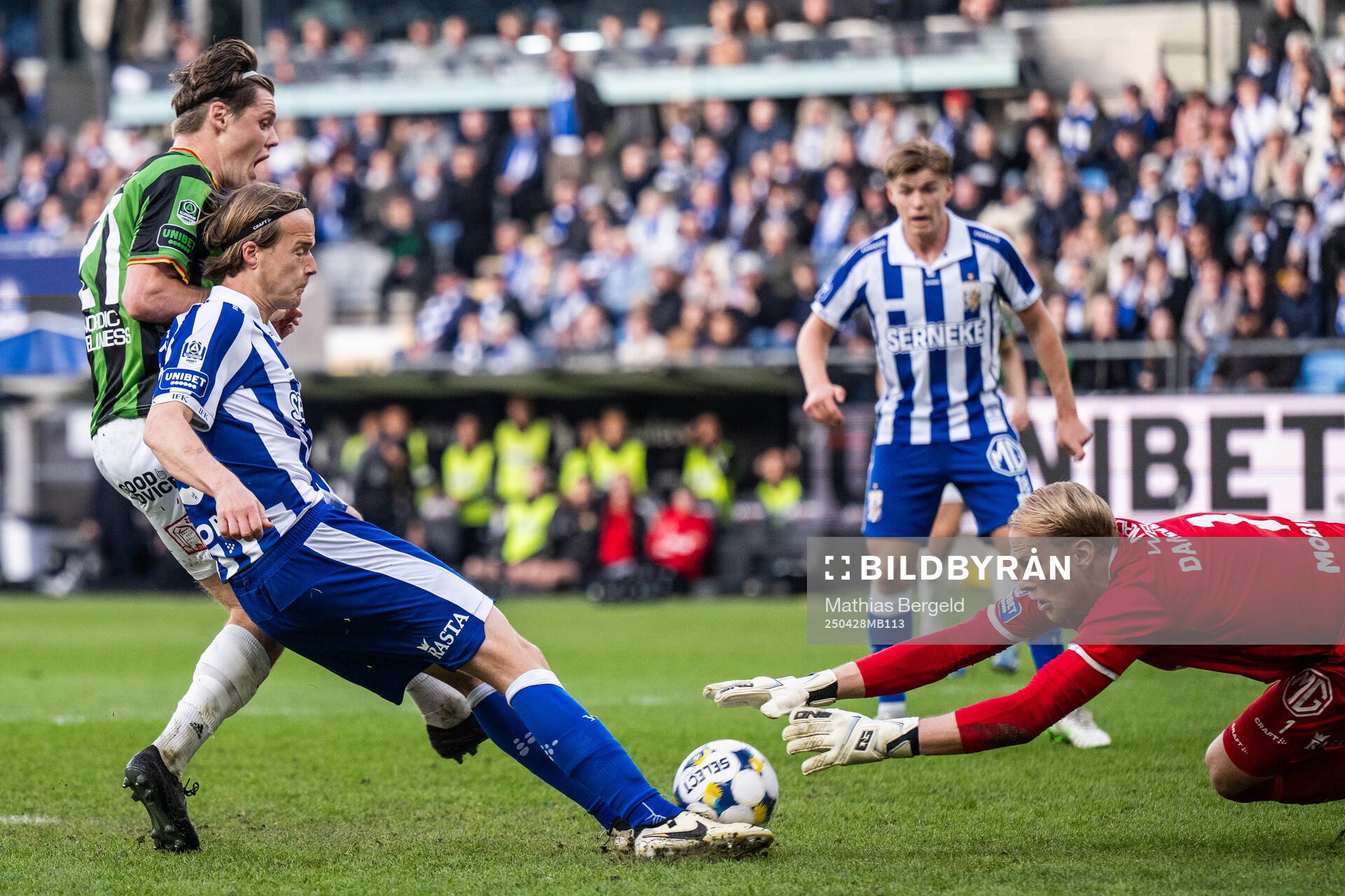 GAIS Axel Henriksson i kamp om bollen med IFK Göteborgs August Erlingmark och målvakt Pontus Dahlberg under fotbollsmatchen i Allsvenskan mellan IFK Göteborg och GAIS den 28 april 2025 i Göteborg. 