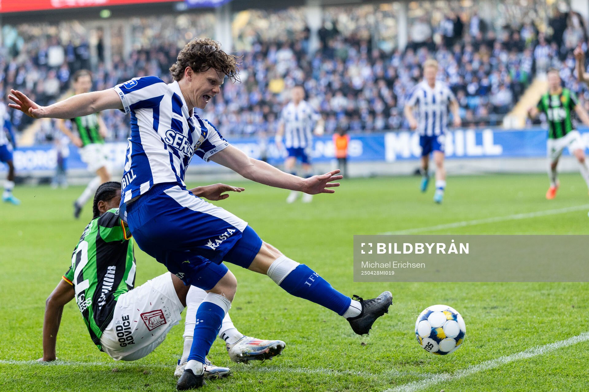 IFK Göteborgs Kolbeinn Thordarson och GAIS Harun Ibrahim under fotbollsmatchen i Allsvenskan mellan IFK Göteborg och GAIS den 28 april 2025 i Göteborg.