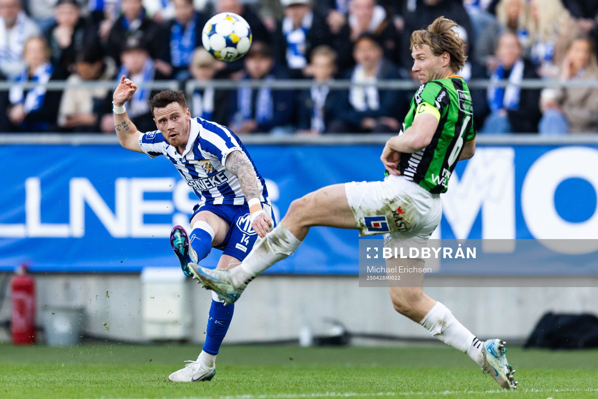 IFK Göteborgs Tobias Heintz och GAIS August Wängberg under fotbollsmatchen i Allsvenskan mellan IFK Göteborg och GAIS den 28 april 2025 i Göteborg.