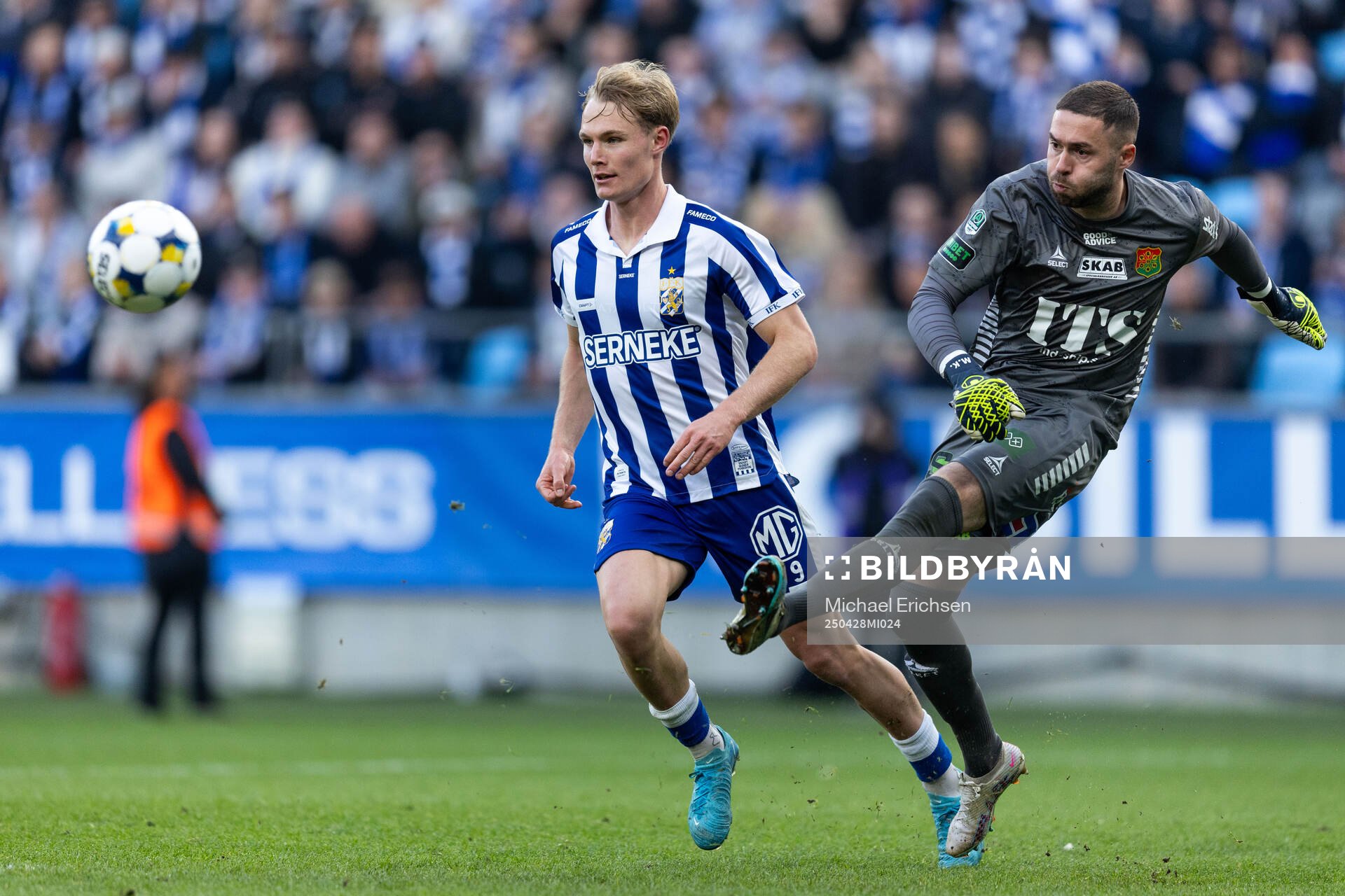 IFK Göteborgs Max Fenger och GAIS målvakt Mergim Krasniqi under fotbollsmatchen i Allsvenskan mellan IFK Göteborg och GAIS den 28 april 2025 i Göteborg.