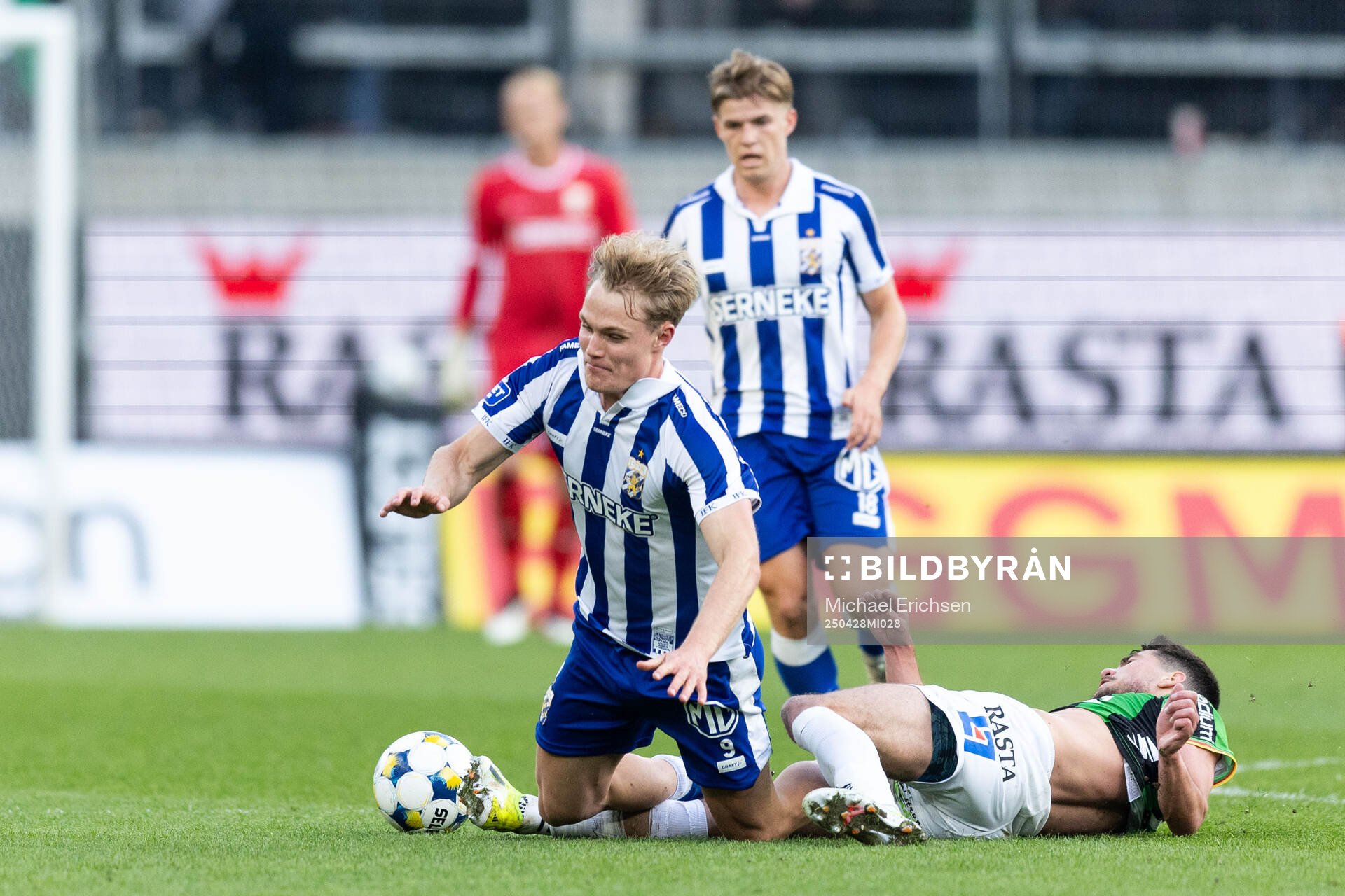 IFK Göteborgs Max Fenger och GAIS William Milovanovic under fotbollsmatchen i Allsvenskan mellan IFK Göteborg och GAIS den 28 april 2025 i Göteborg.