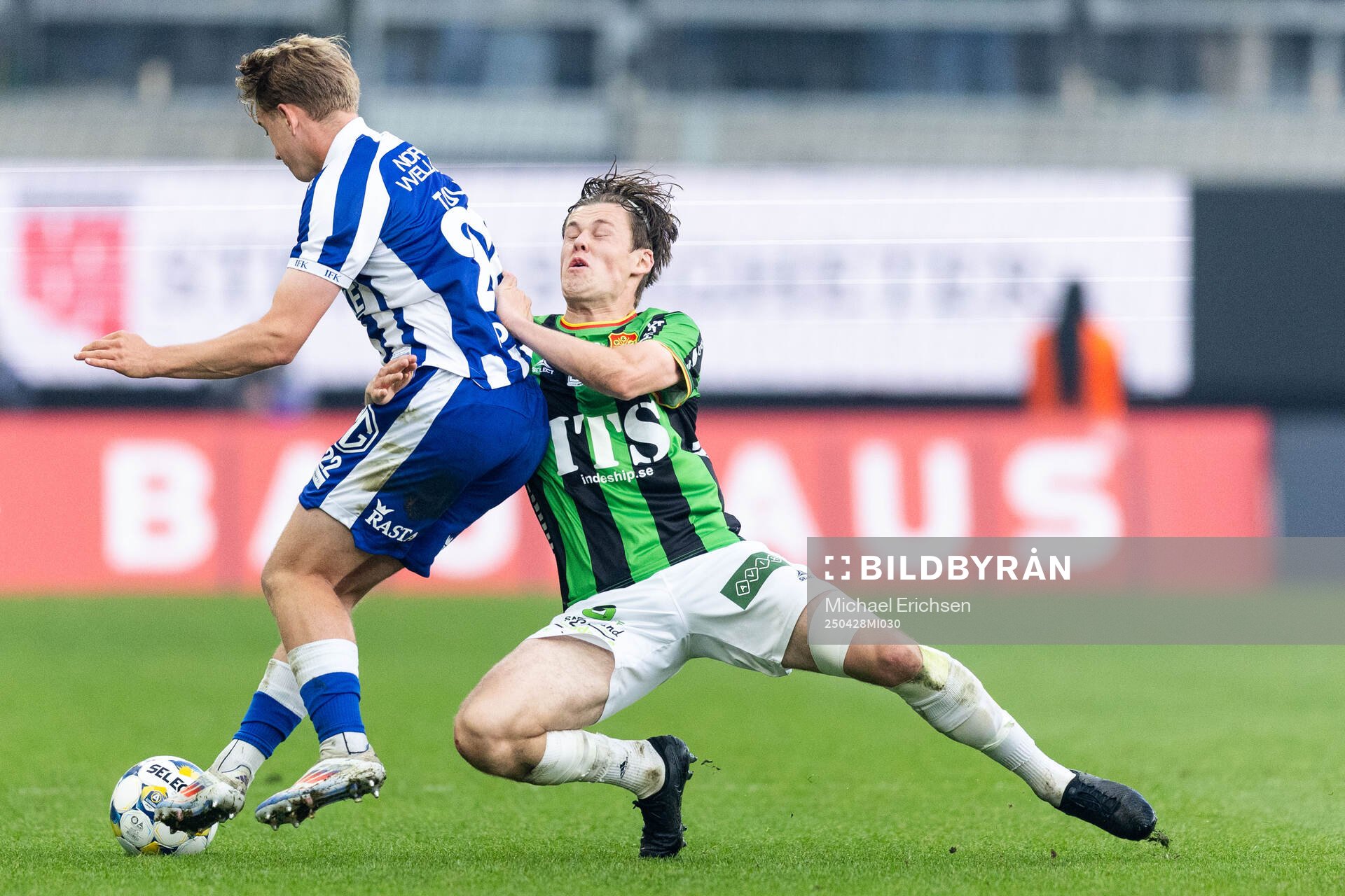 IFK Göteborgs Noah Tolf och GAIS Axel Henriksson under fotbollsmatchen i Allsvenskan mellan IFK Göteborg och GAIS den 28 april 2025 i Göteborg.