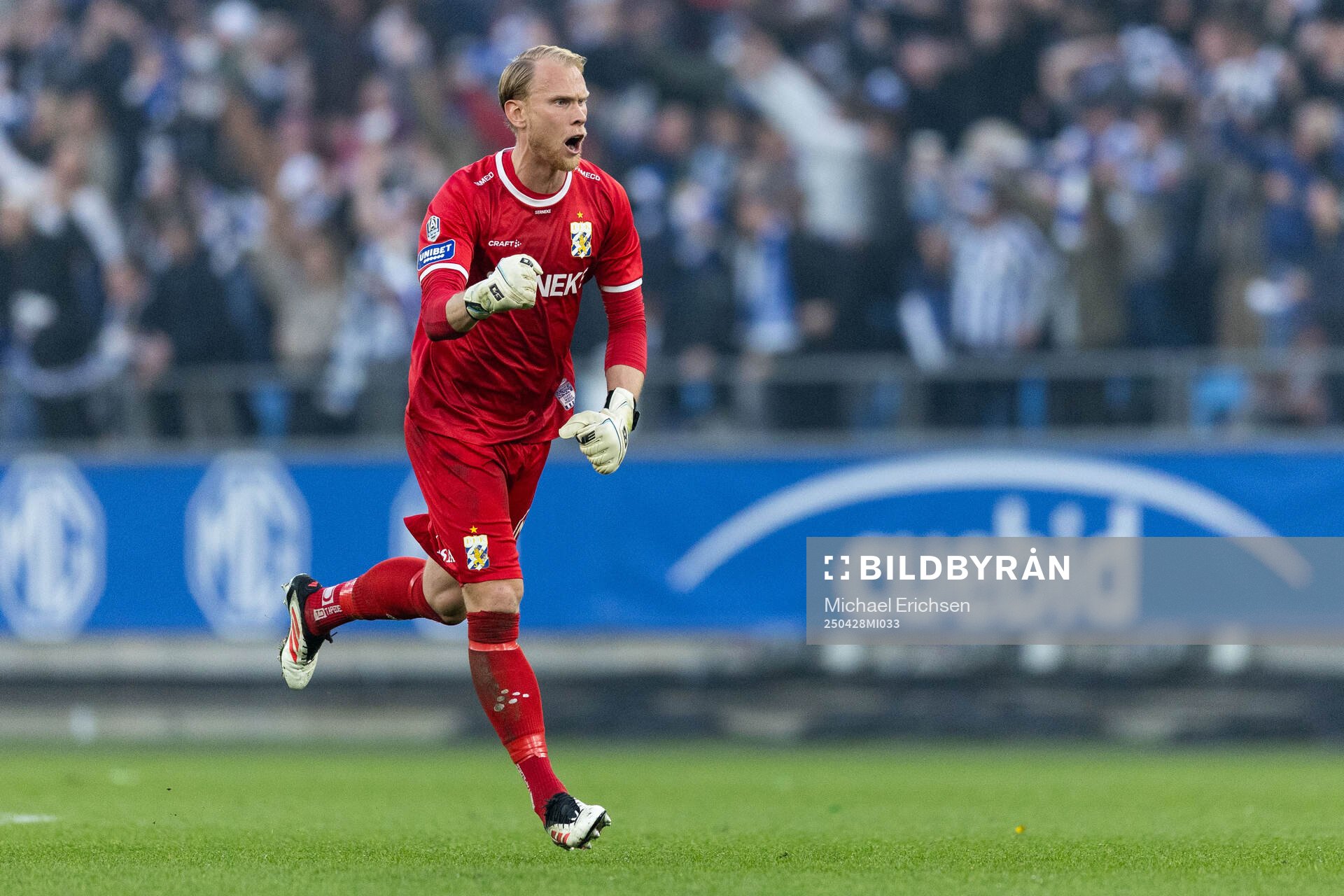 IFK Göteborgs målvakt Pontus Dahlberg jublar efter 1-1 under fotbollsmatchen i Allsvenskan mellan IFK Göteborg och GAIS den 28 april 2025 i Göteborg.