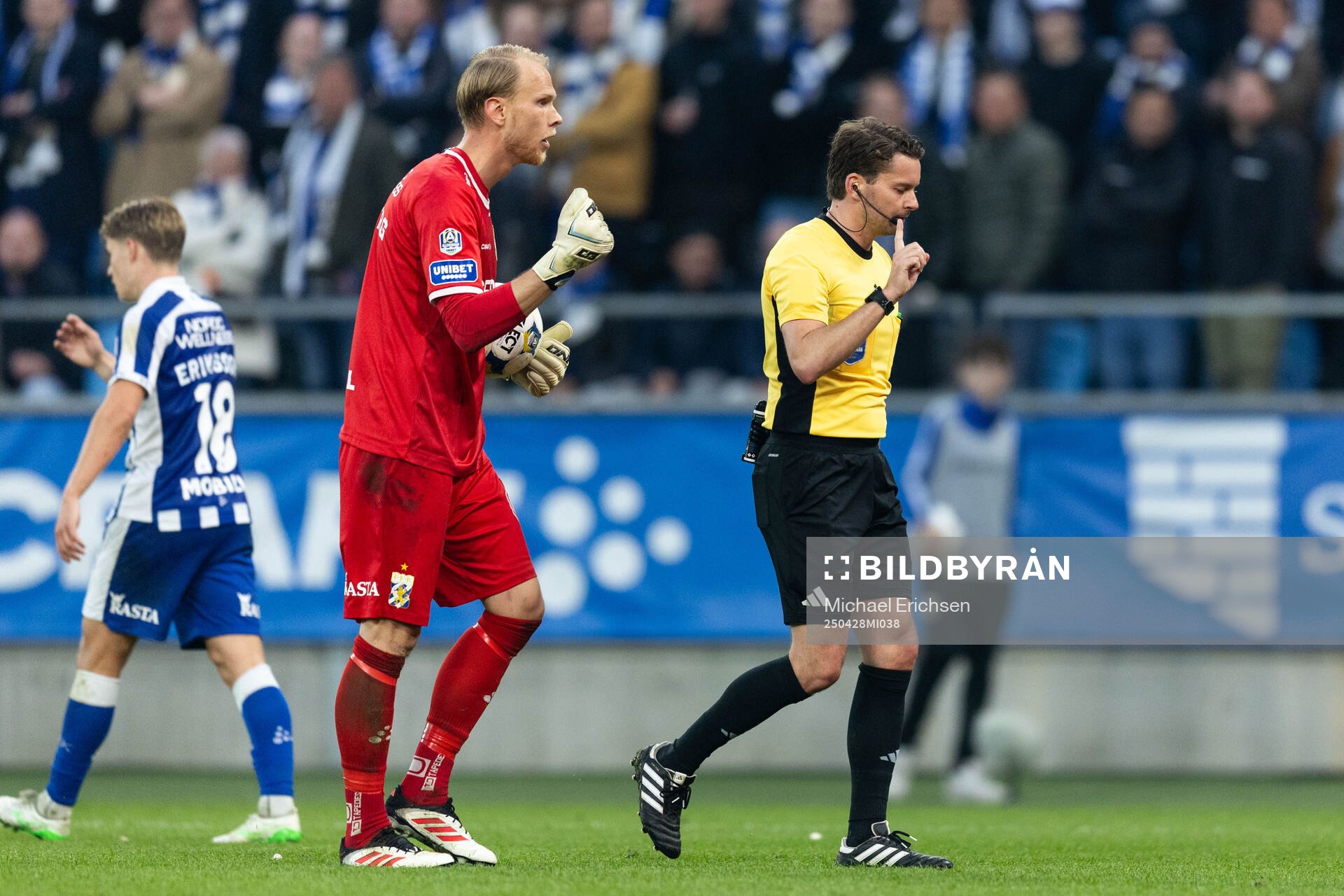 IFK Göteborgs målvakt Pontus Dahlberg och domare Joakim