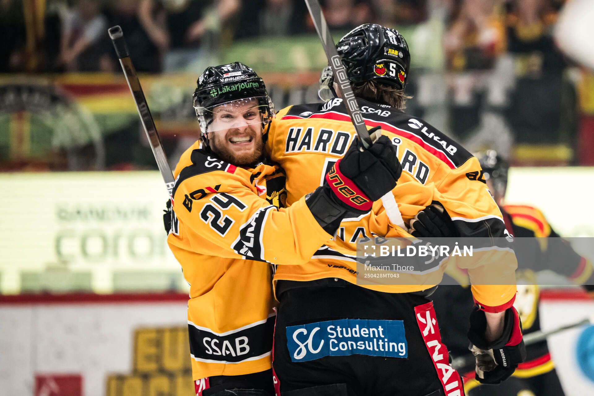 Luleås Marcus Hardegård och Brendan Shinnimin jublar