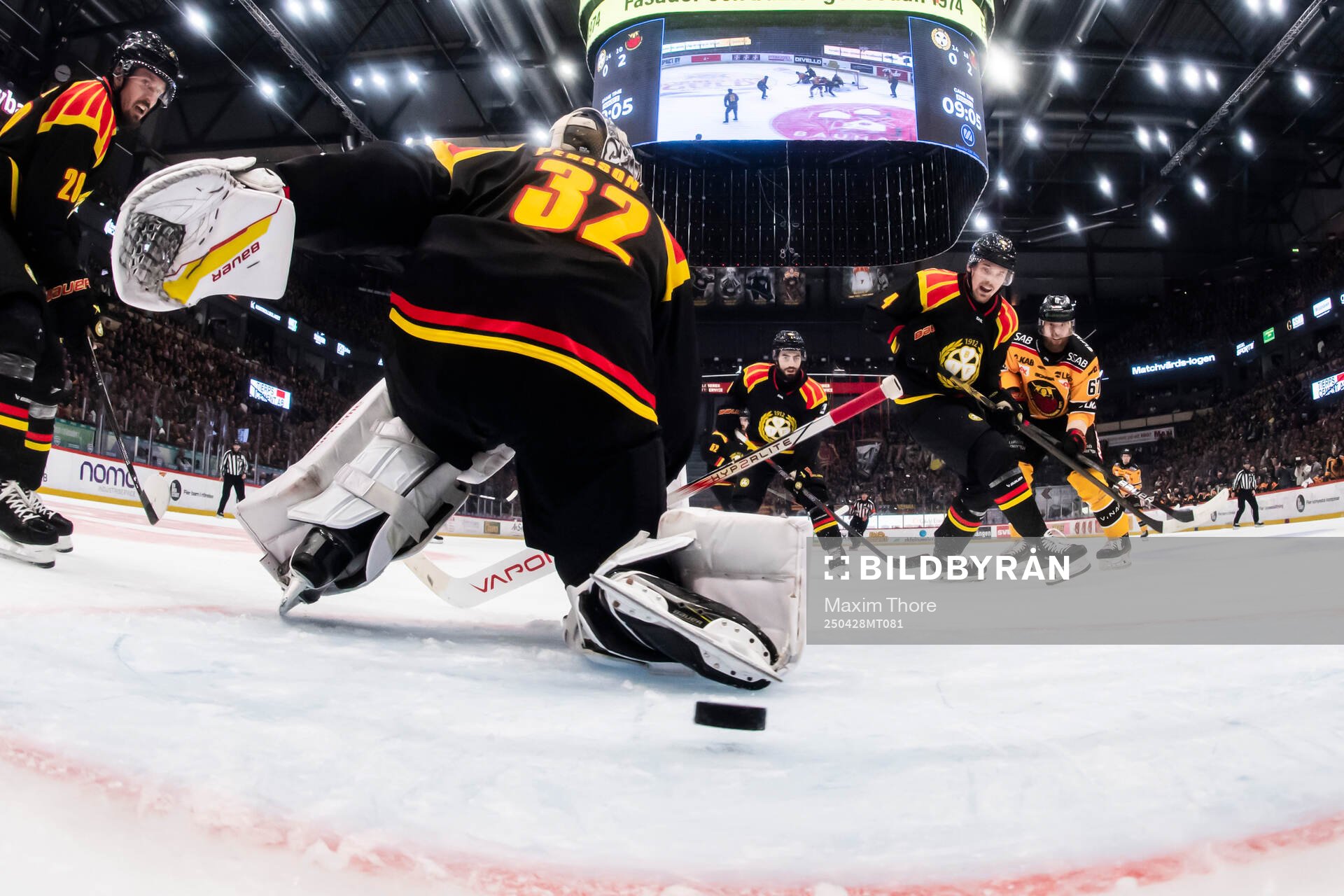 Luleås Linus Omark gör 0-3 bakom Brynäs målvakt Ludvig